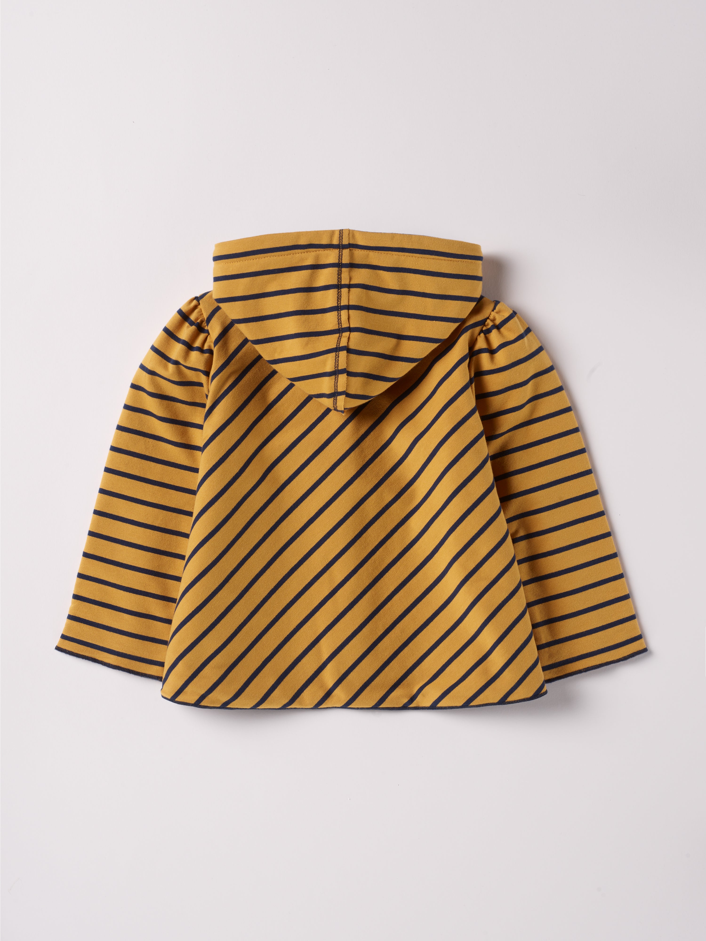 Die Wendejacke aus weicher Baumwolle ist der ideale Begleiter für den Alltag während der kalten Jahreszeit. Die doppelte Stofflage schenkt Wärme und die Kapuze kann somit eine Mütze ersetzen. Durch die Wendemöglichkeit hat man zwei Designs zur Wahl, sowohl für Indoor als auch für Outdoor. Ein AMIO Firenze Must-Have für jede Grundausstattung.
Höchste Qualität, bestes Preis-Leistungs-Verhältnis MADE IN ITALY.