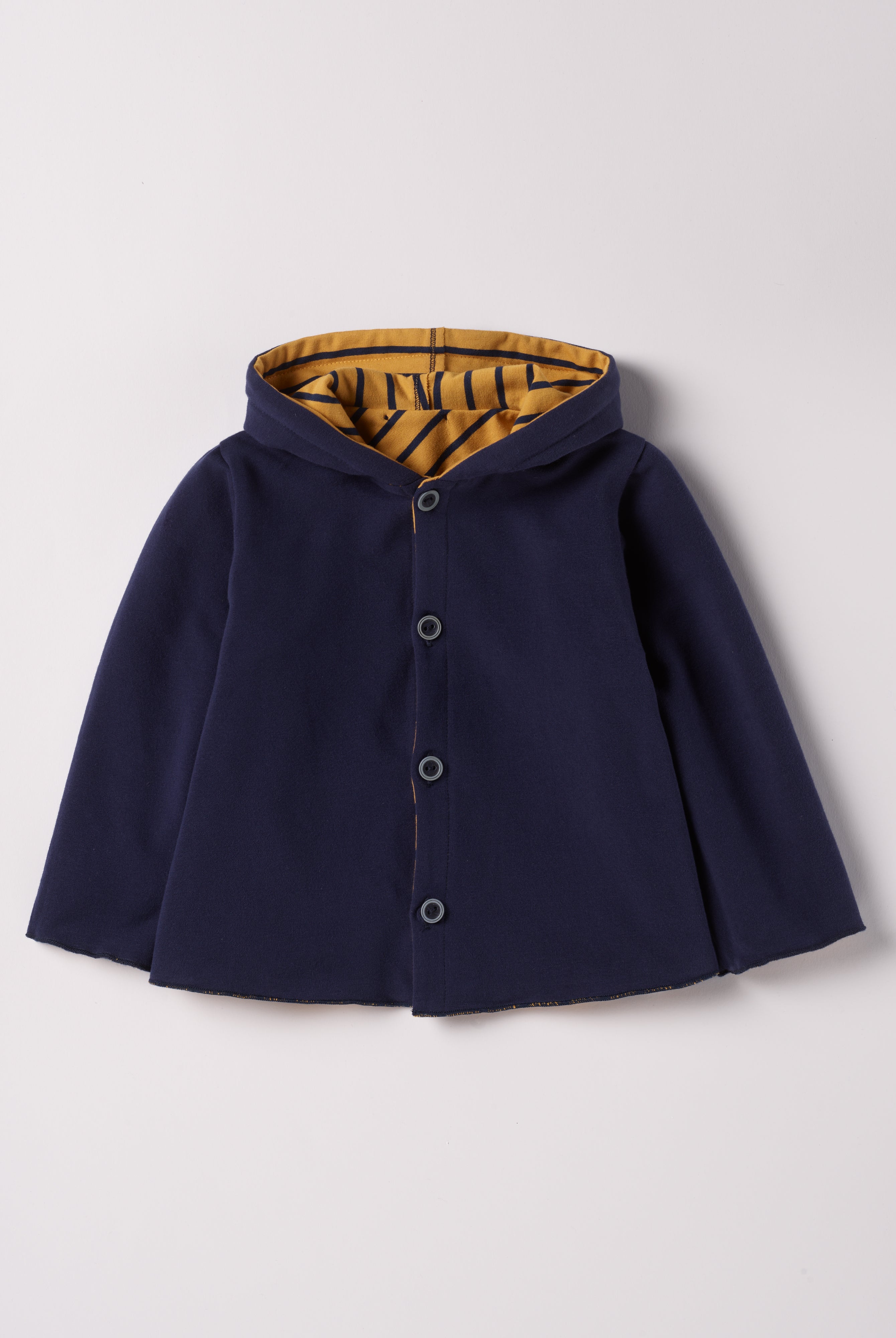 Die Wendejacke aus weicher Baumwolle ist der ideale Begleiter für den Alltag während der kalten Jahreszeit. Die doppelte Stofflage schenkt Wärme und die Kapuze kann somit eine Mütze ersetzen. Durch die Wendemöglichkeit hat man zwei Designs zur Wahl, sowohl für Indoor als auch für Outdoor. Ein AMIO Firenze Must-Have für jede Grundausstattung.
Höchste Qualität, bestes Preis-Leistungs-Verhältnis MADE IN ITALY.