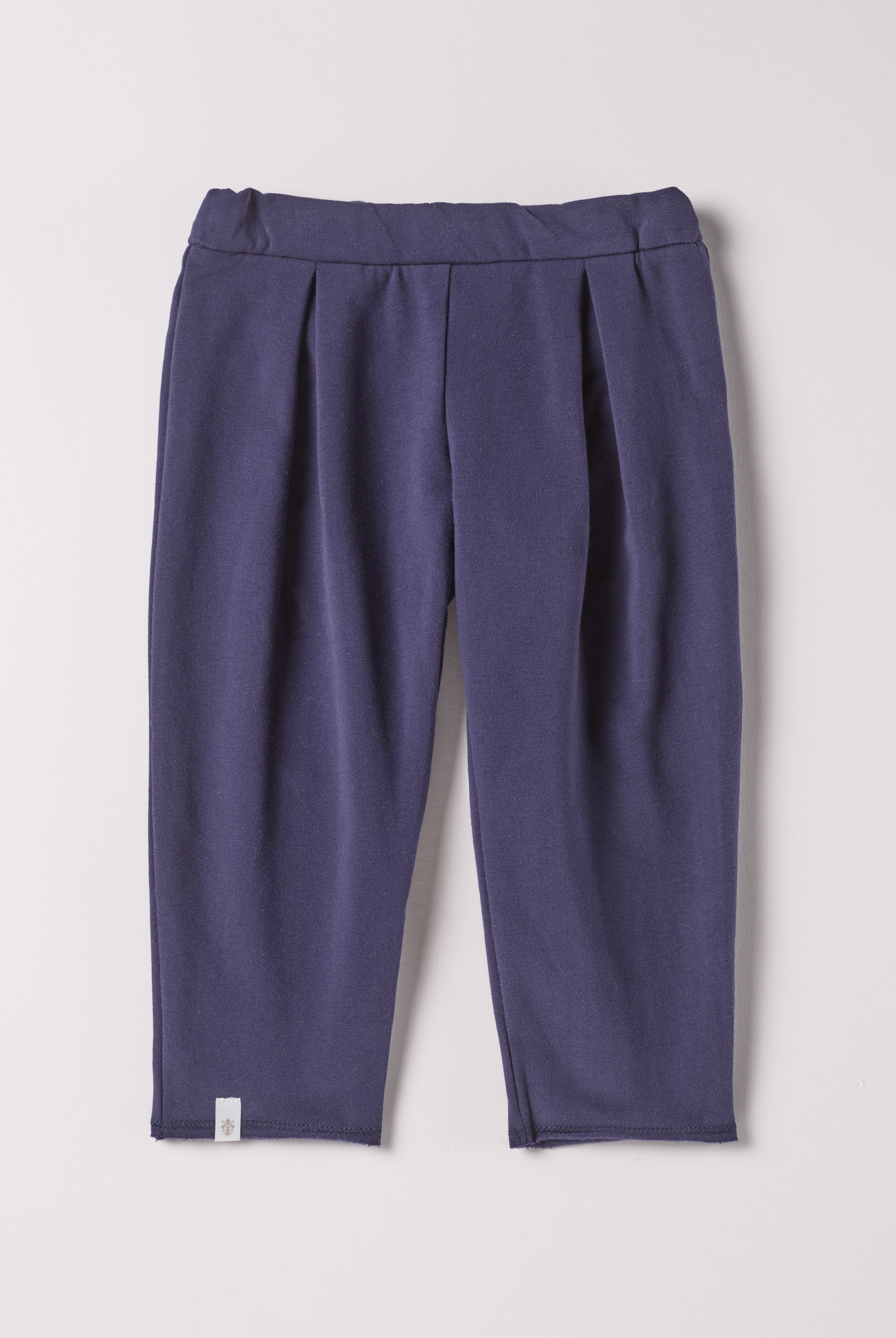 Diese moderne Hose mit breitem Schnitt, gefertigt aus Felpa Stoff mit Innenflanell, ist besonders weich und bietet einen hohen Tragekomfort. Die Breite lässt sich durch den elastischen Bund mit Innenknöpfen anpassen. Ein AMIO Firenze Must-Have für jede Grundausstattung.
Höchste Qualität, bestes Preis-Leistungs-Verhältnis MADE IN ITALY.