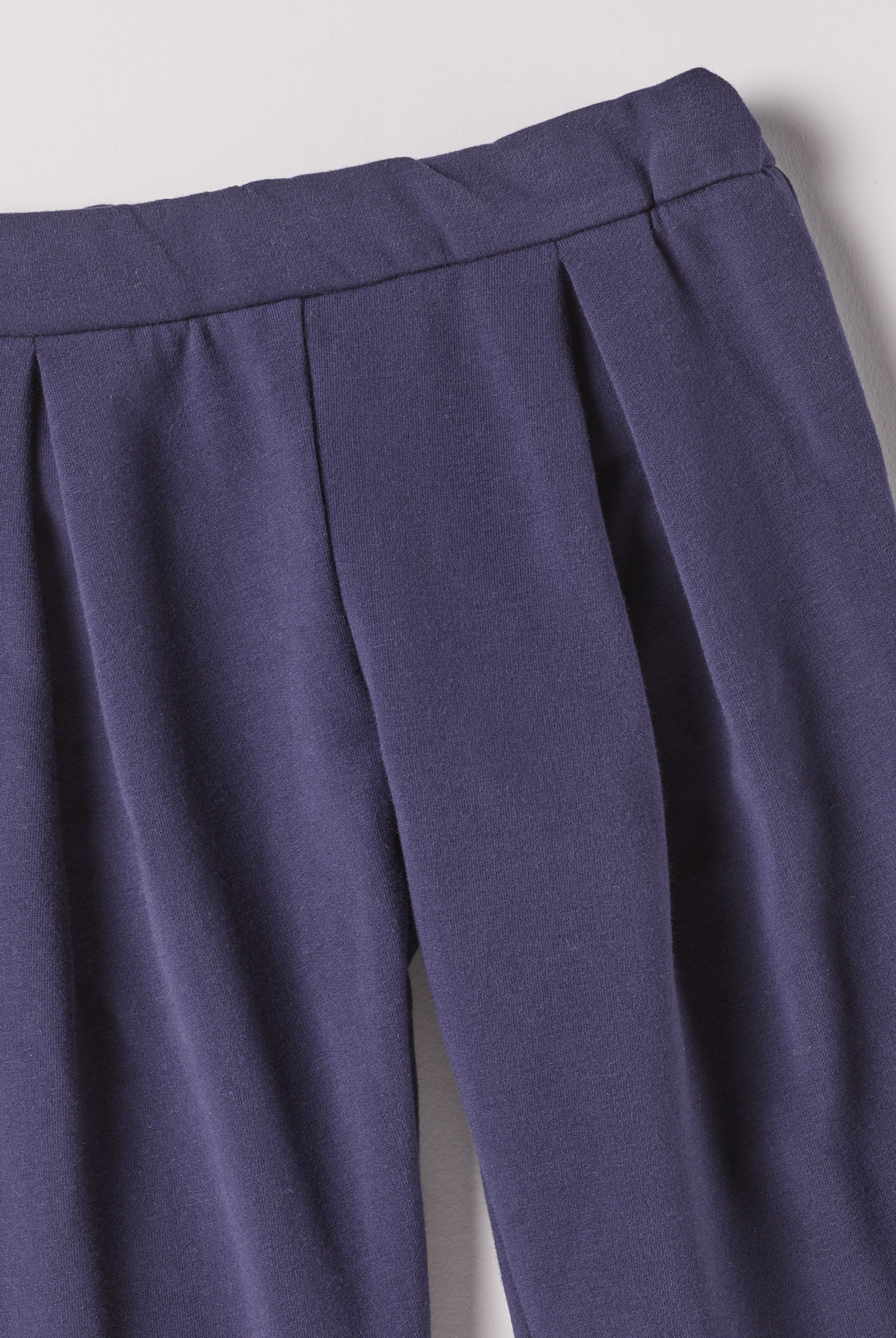 Diese moderne Hose mit breitem Schnitt, gefertigt aus Felpa Stoff mit Innenflanell, ist besonders weich und bietet einen hohen Tragekomfort. Die Breite lässt sich durch den elastischen Bund mit Innenknöpfen anpassen. Ein AMIO Firenze Must-Have für jede Grundausstattung.
Höchste Qualität, bestes Preis-Leistungs-Verhältnis MADE IN ITALY.