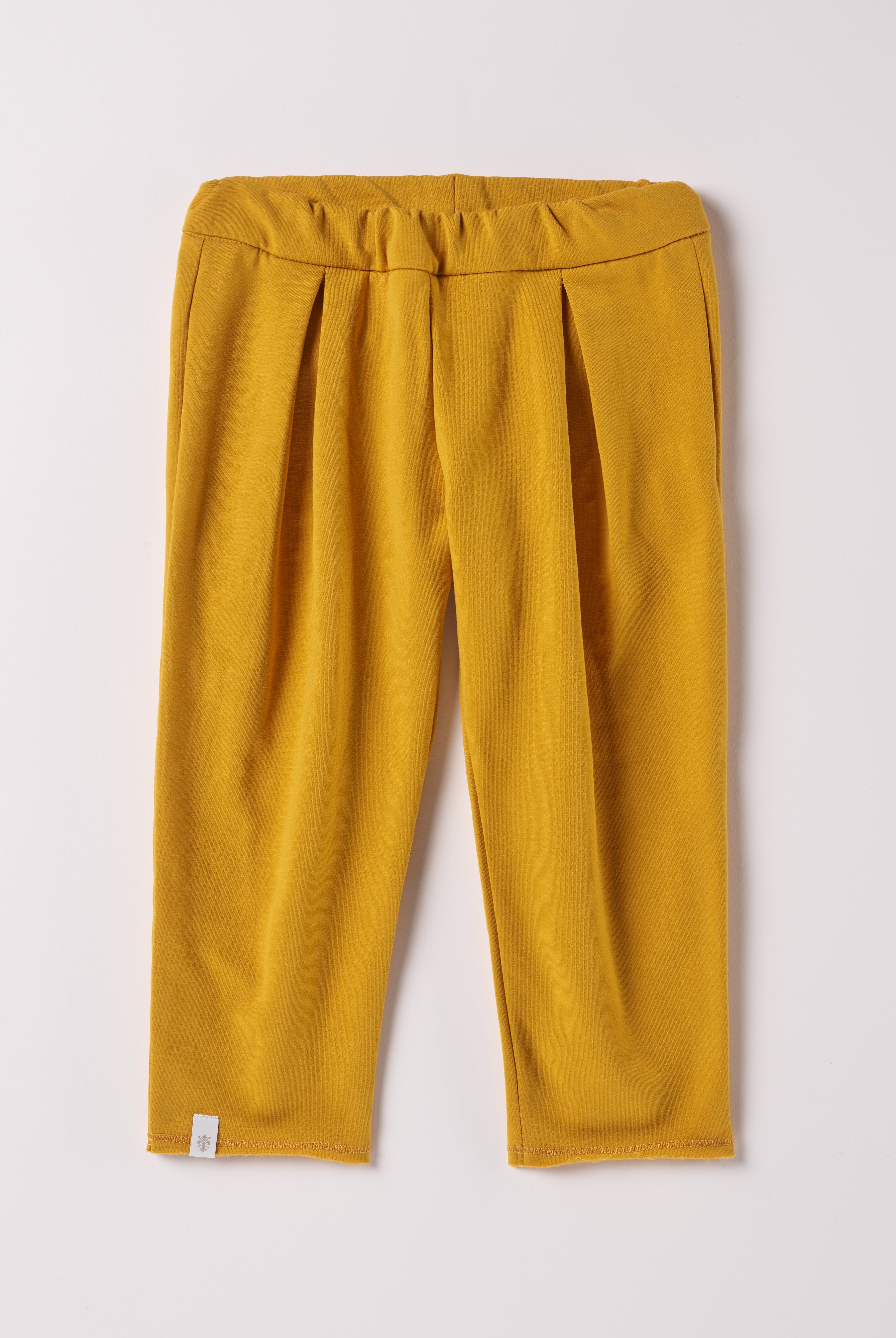 Diese moderne Hose mit breitem Schnitt, gefertigt aus Felpa Stoff mit Innenflanell, ist besonders weich und bietet einen hohen Tragekomfort. Die Breite lässt sich durch den elastischen Bund mit Innenknöpfen anpassen. Ein AMIO Firenze Must-Have für jede Grundausstattung.
Höchste Qualität, bestes Preis-Leistungs-Verhältnis MADE IN ITALY.