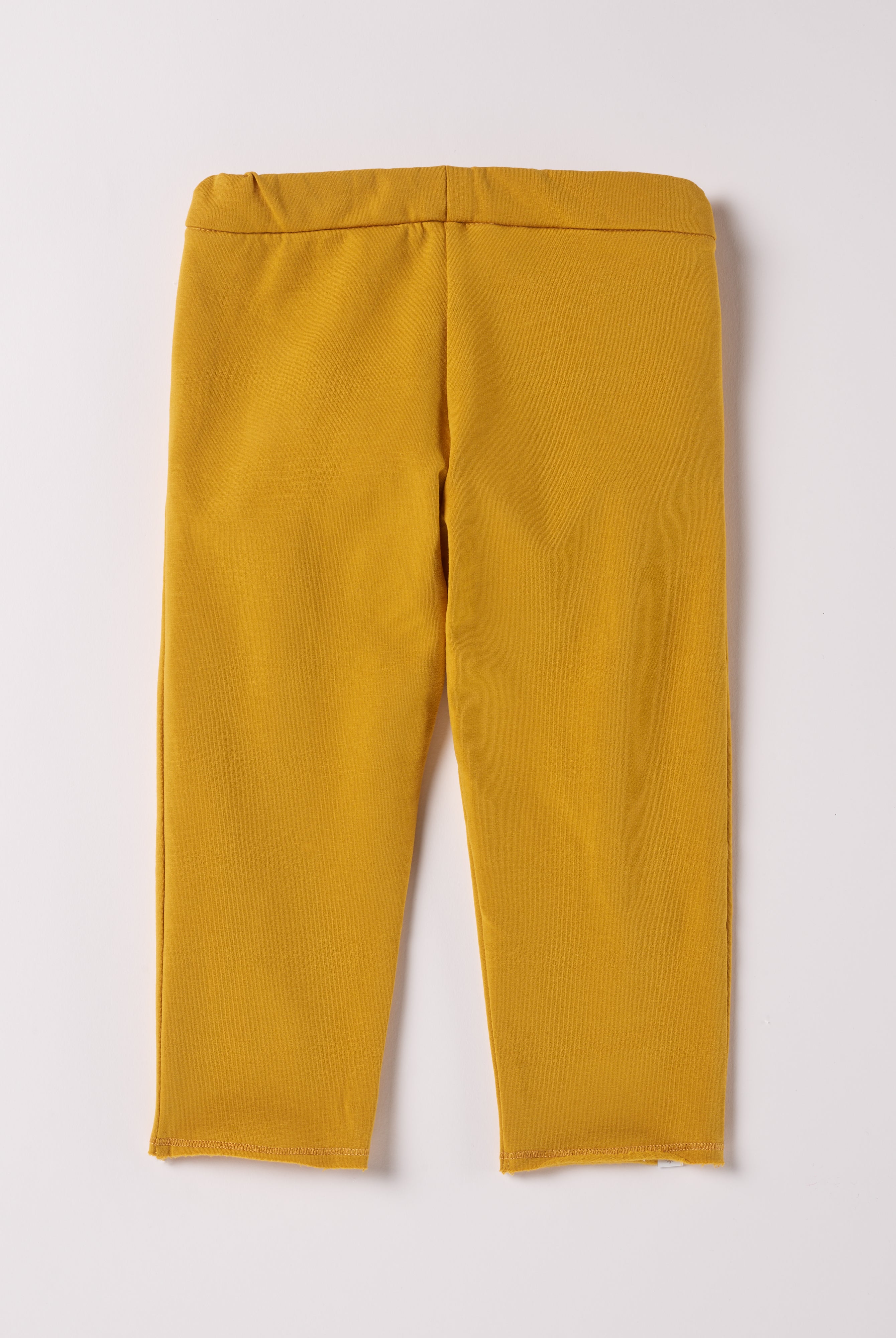 Diese moderne Hose mit breitem Schnitt, gefertigt aus Felpa Stoff mit Innenflanell, ist besonders weich und bietet einen hohen Tragekomfort. Die Breite lässt sich durch den elastischen Bund mit Innenknöpfen anpassen. Ein AMIO Firenze Must-Have für jede Grundausstattung.
Höchste Qualität, bestes Preis-Leistungs-Verhältnis MADE IN ITALY.