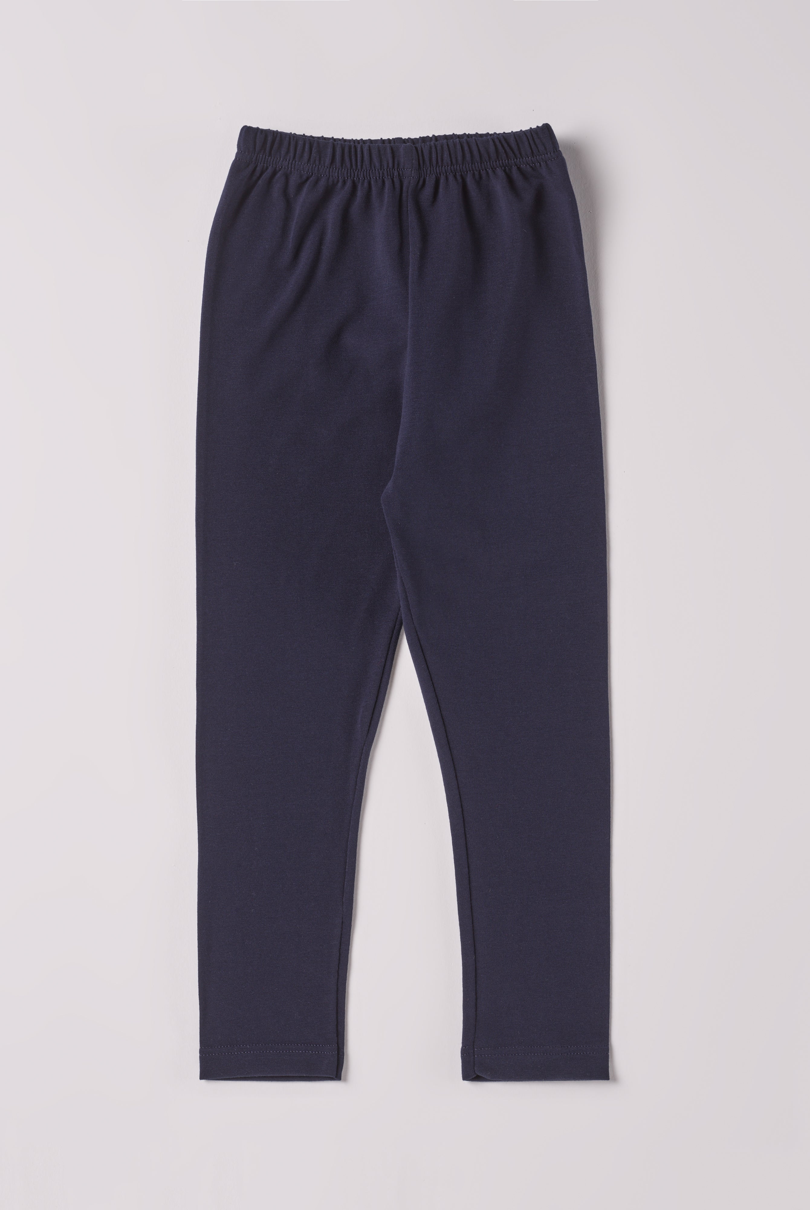 Diese Leggings, gefertigt aus 100% Baumwolle, ist weich und äußerst bequem. Die "flanellartige" Innenseite wurde speziell für zarte Kinderhaut konzipiert und bietet ein besonders sanftes Trageerlebnis. Ein großer Vorteil der flanellartigen Innenseite ist, dass die Kinder weniger schwitzen. Ein AMIO Firenze Must-Have für jede Grundausstattung.
Höchste Qualität, bestes Preis-Leistungs-Verhältnis MADE IN ITALY.