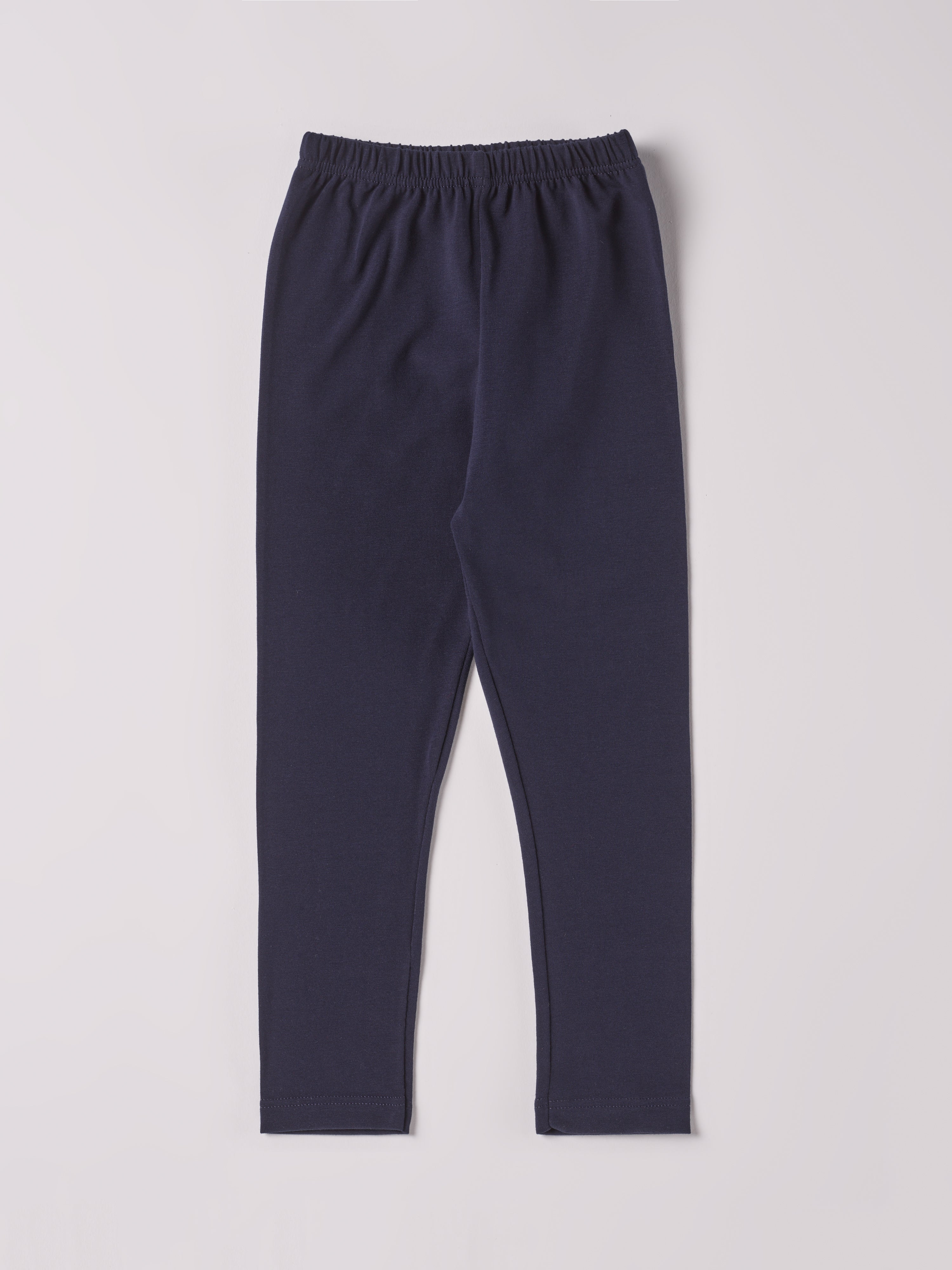 Diese Leggings, gefertigt aus 100% Baumwolle, ist weich und äußerst bequem. Die "flanellartige" Innenseite wurde speziell für zarte Kinderhaut konzipiert und bietet ein besonders sanftes Trageerlebnis. Ein großer Vorteil der flanellartigen Innenseite ist, dass die Kinder weniger schwitzen. Ein AMIO Firenze Must-Have für jede Grundausstattung.
Höchste Qualität, bestes Preis-Leistungs-Verhältnis MADE IN ITALY.