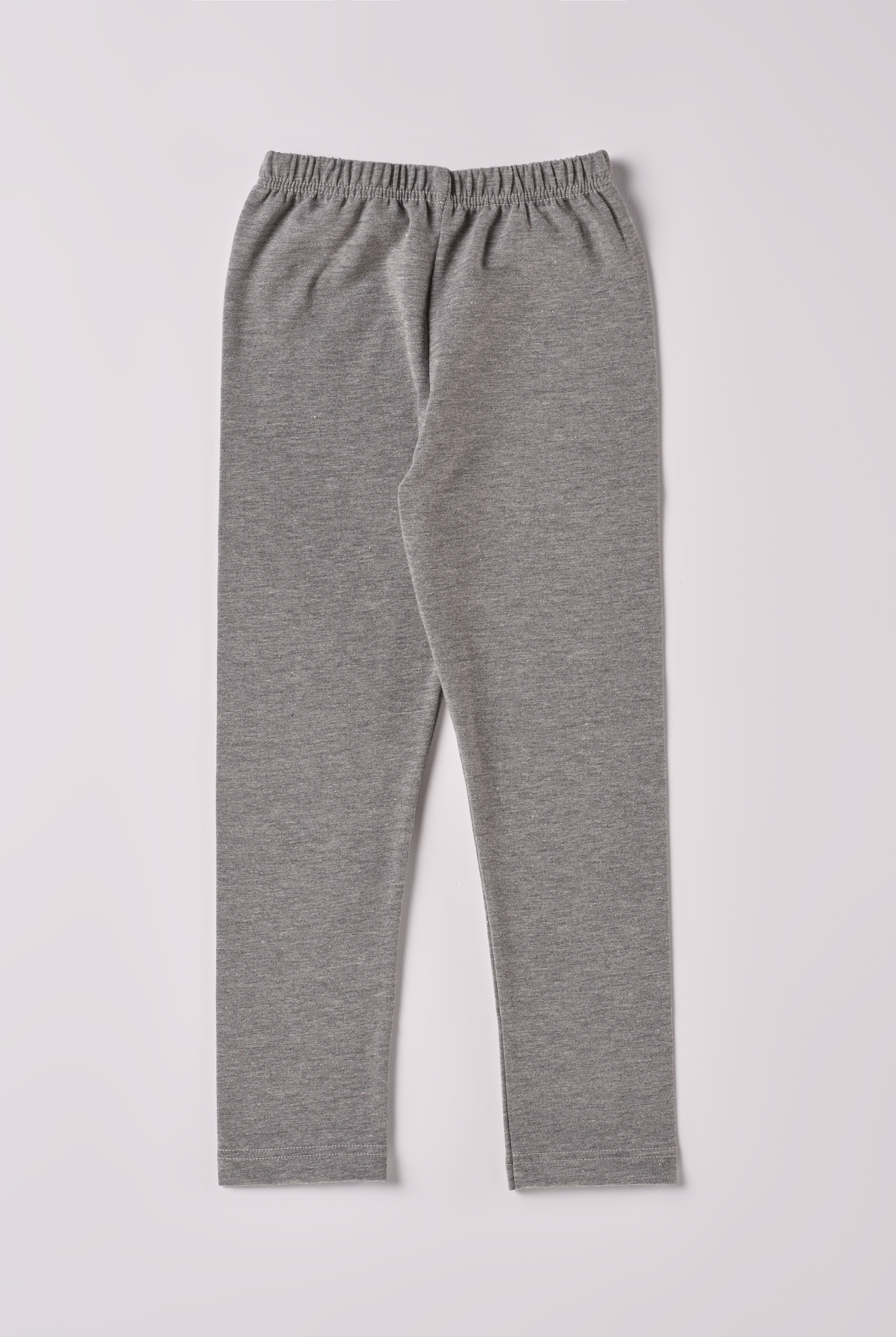 Diese Leggings, gefertigt aus 100% Baumwolle, ist weich und äußerst bequem. Die "flanellartige" Innenseite wurde speziell für zarte Kinderhaut konzipiert und bietet ein besonders sanftes Trageerlebnis. Ein großer Vorteil der flanellartigen Innenseite ist, dass die Kinder weniger schwitzen. Ein AMIO Firenze Must-Have für jede Grundausstattung.
Höchste Qualität, bestes Preis-Leistungs-Verhältnis MADE IN ITALY.