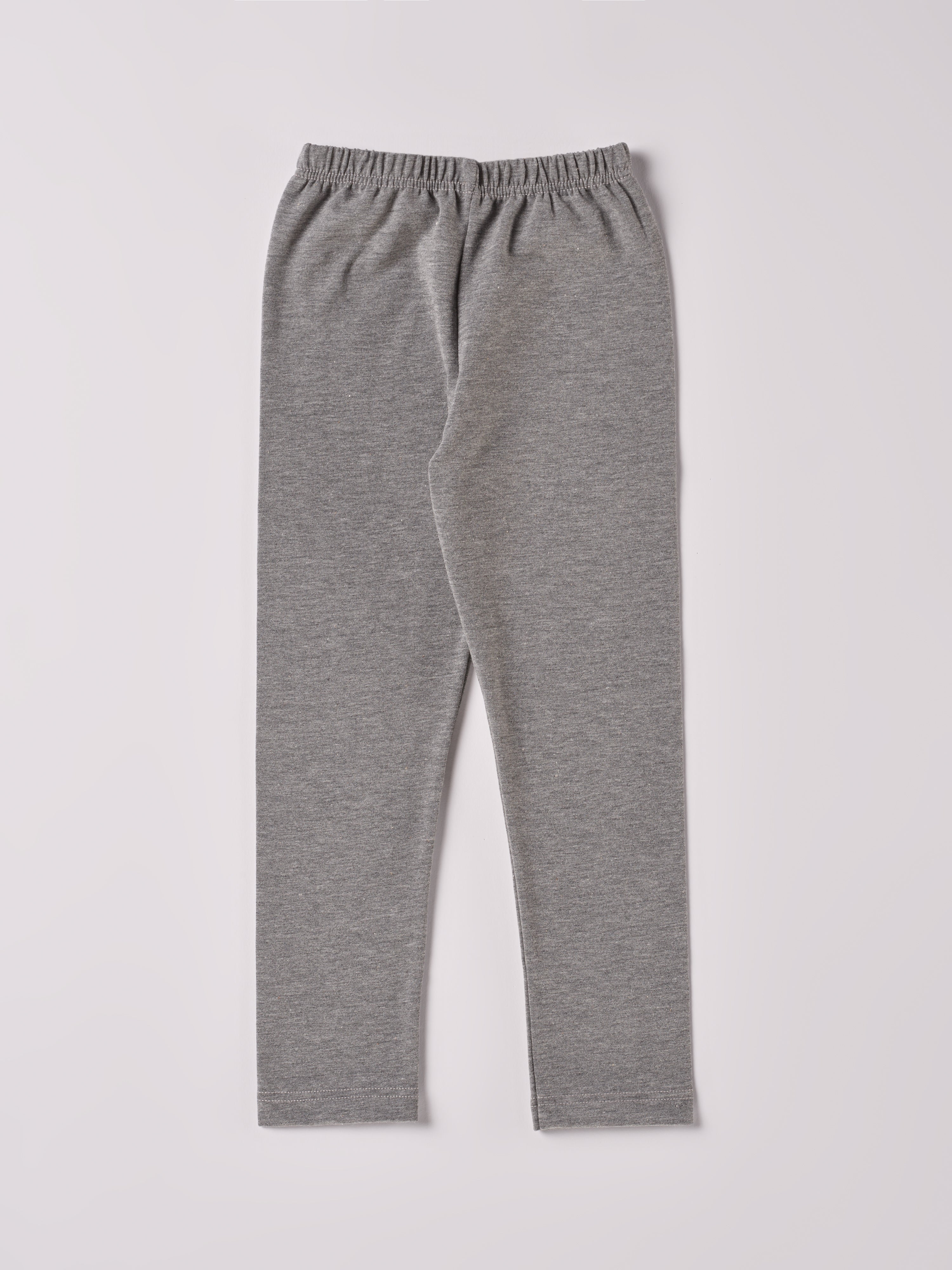 Diese Leggings, gefertigt aus 100% Baumwolle, ist weich und äußerst bequem. Die "flanellartige" Innenseite wurde speziell für zarte Kinderhaut konzipiert und bietet ein besonders sanftes Trageerlebnis. Ein großer Vorteil der flanellartigen Innenseite ist, dass die Kinder weniger schwitzen. Ein AMIO Firenze Must-Have für jede Grundausstattung.
Höchste Qualität, bestes Preis-Leistungs-Verhältnis MADE IN ITALY.