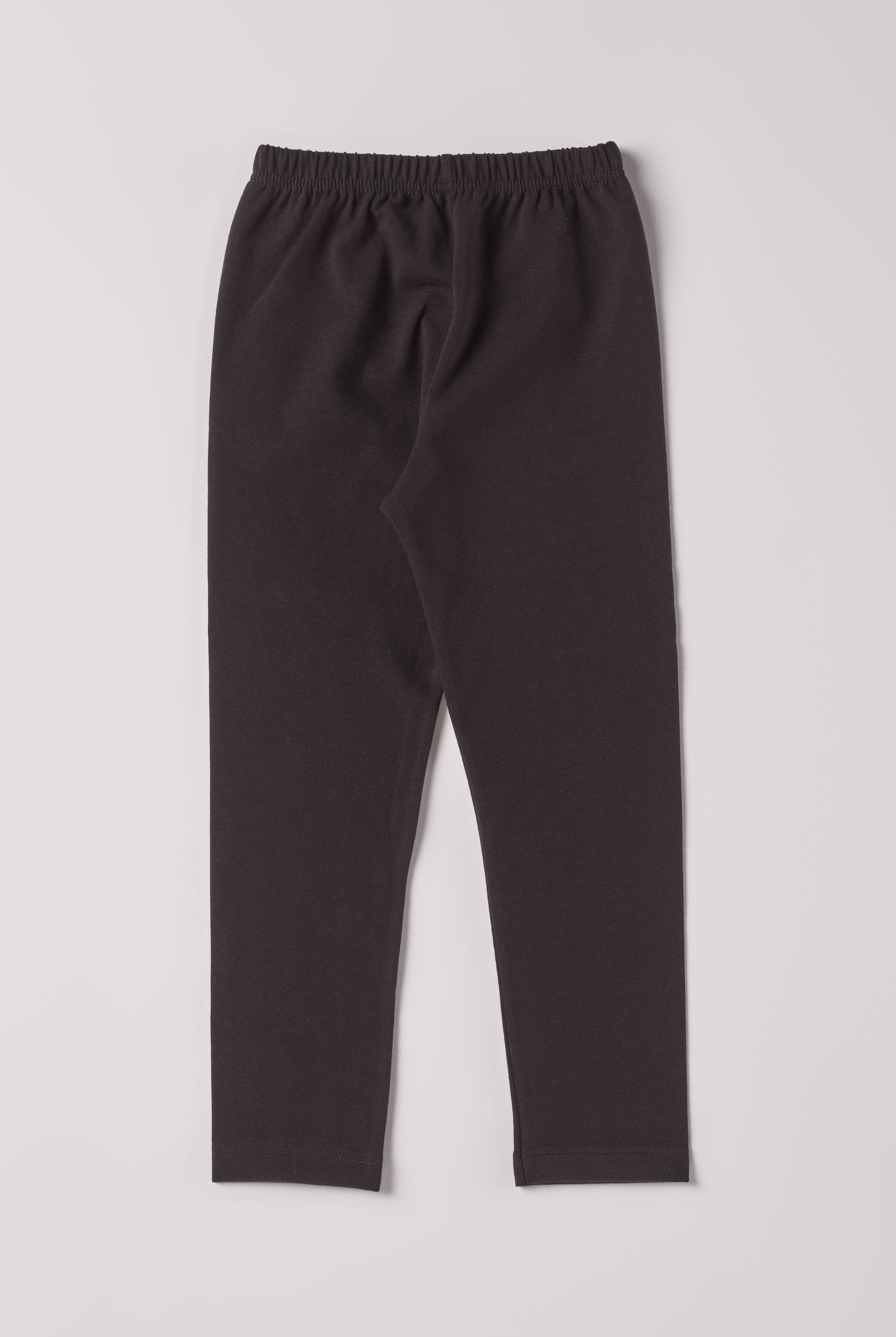 Diese Leggings, gefertigt aus 100% Baumwolle, ist weich und äußerst bequem. Die "flanellartige" Innenseite wurde speziell für zarte Kinderhaut konzipiert und bietet ein besonders sanftes Trageerlebnis. Ein großer Vorteil der flanellartigen Innenseite ist, dass die Kinder weniger schwitzen. Ein AMIO Firenze Must-Have für jede Grundausstattung.
Höchste Qualität, bestes Preis-Leistungs-Verhältnis MADE IN ITALY.