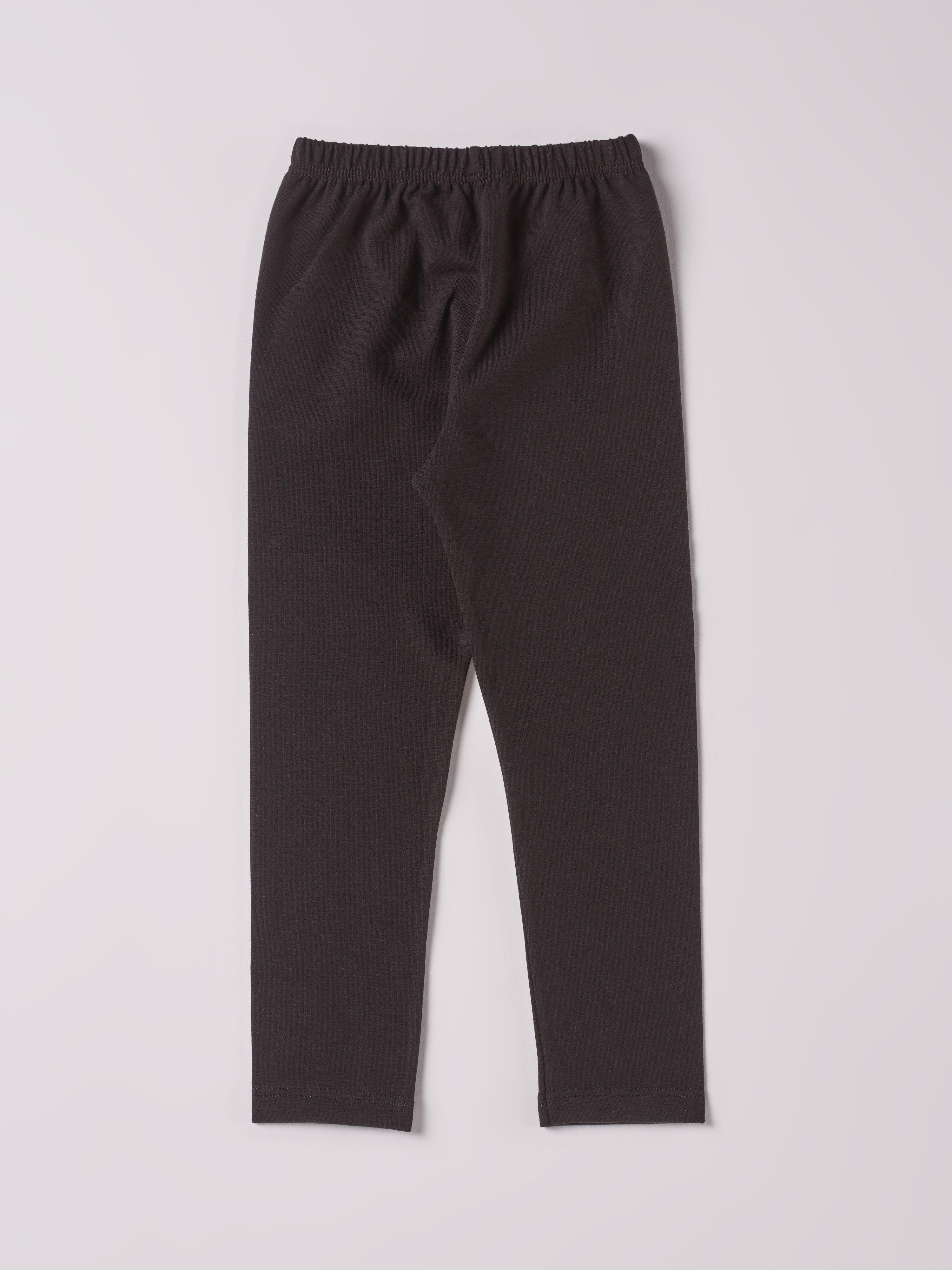 Diese Leggings, gefertigt aus 100% Baumwolle, ist weich und äußerst bequem. Die "flanellartige" Innenseite wurde speziell für zarte Kinderhaut konzipiert und bietet ein besonders sanftes Trageerlebnis. Ein großer Vorteil der flanellartigen Innenseite ist, dass die Kinder weniger schwitzen. Ein AMIO Firenze Must-Have für jede Grundausstattung.
Höchste Qualität, bestes Preis-Leistungs-Verhältnis MADE IN ITALY.
