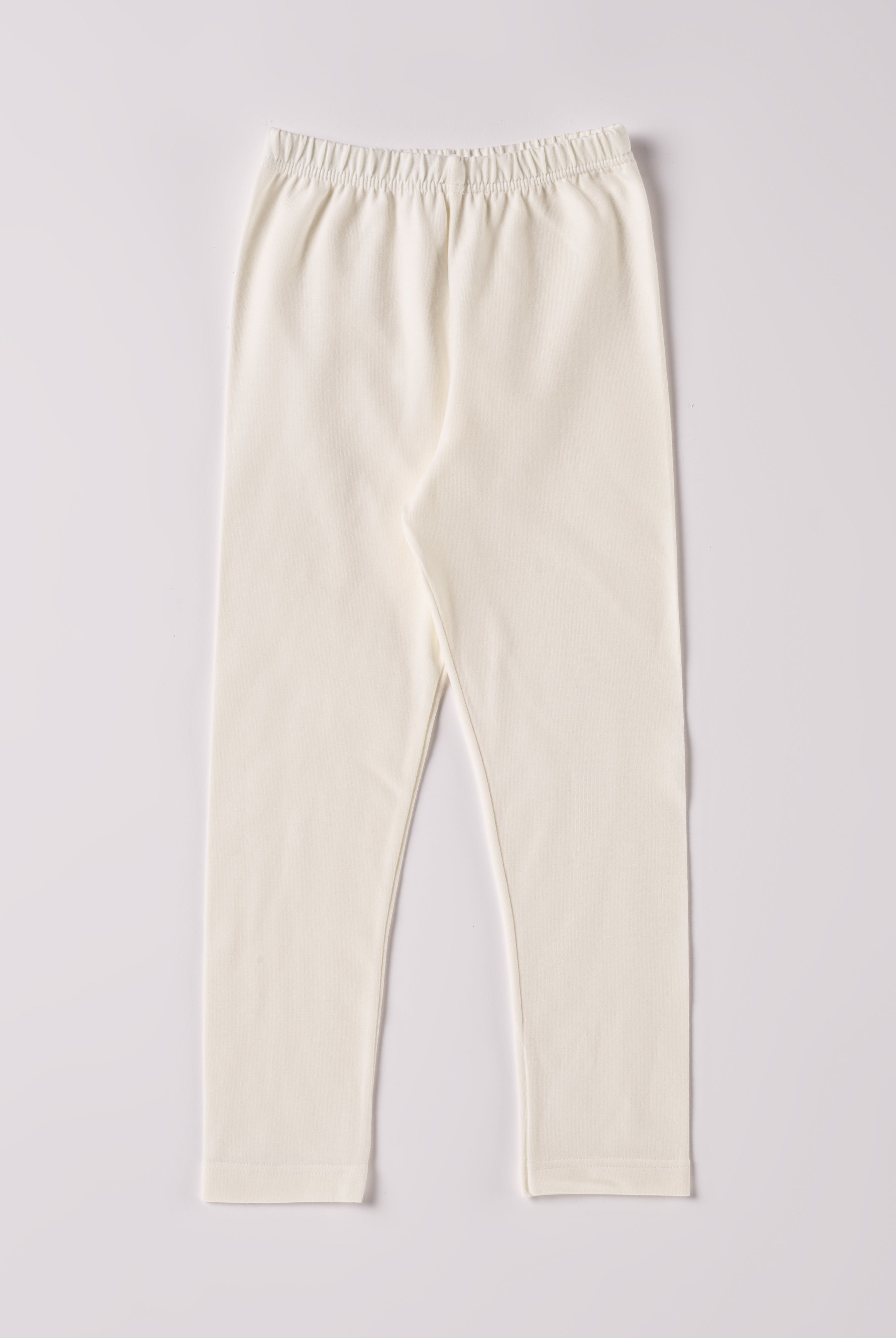 Diese Leggings, gefertigt aus 100% Baumwolle, ist weich und äußerst bequem. Die "flanellartige" Innenseite wurde speziell für zarte Kinderhaut konzipiert und bietet ein besonders sanftes Trageerlebnis. Ein großer Vorteil der flanellartigen Innenseite ist, dass die Kinder weniger schwitzen. Ein AMIO Firenze Must-Have für jede Grundausstattung.
Höchste Qualität, bestes Preis-Leistungs-Verhältnis MADE IN ITALY.