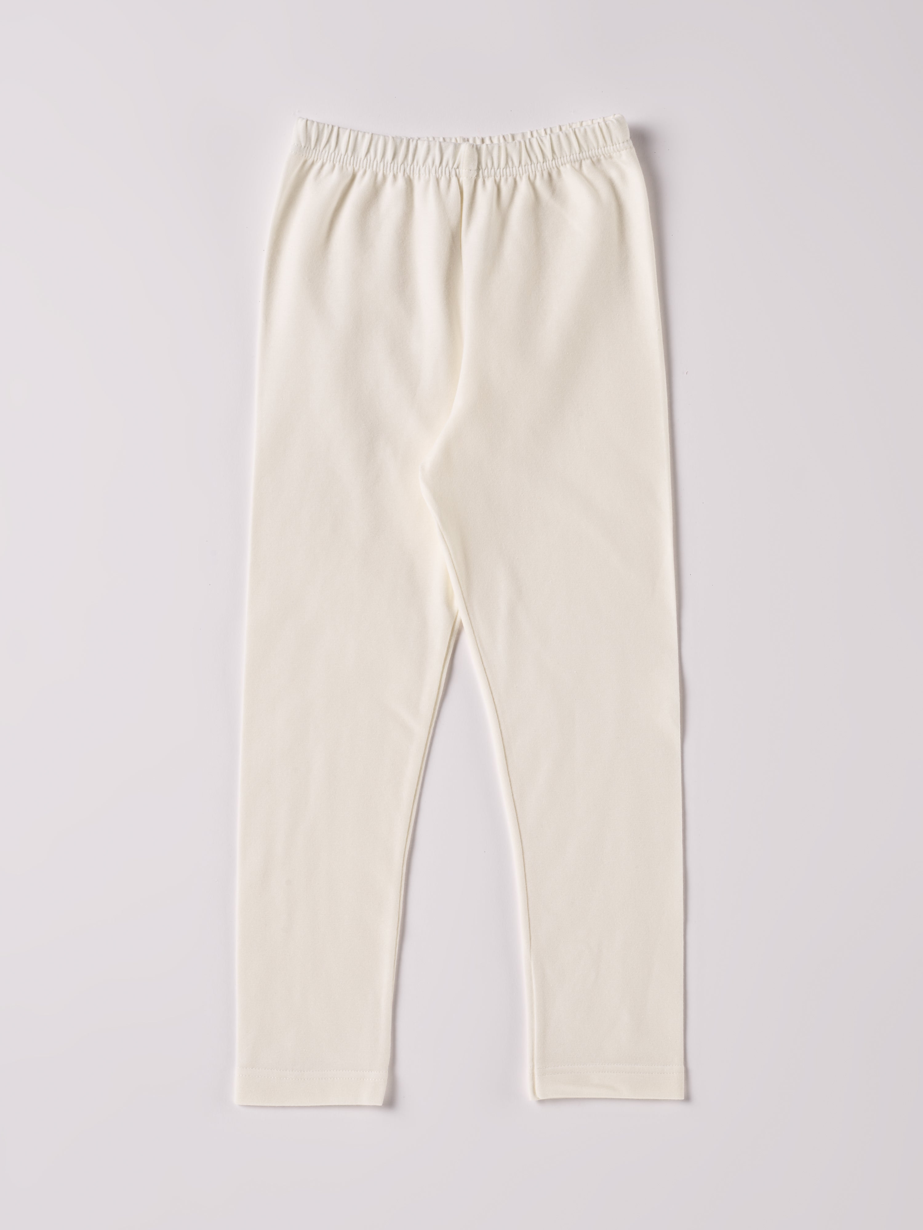 Diese Leggings, gefertigt aus 100% Baumwolle, ist weich und äußerst bequem. Die "flanellartige" Innenseite wurde speziell für zarte Kinderhaut konzipiert und bietet ein besonders sanftes Trageerlebnis. Ein großer Vorteil der flanellartigen Innenseite ist, dass die Kinder weniger schwitzen. Ein AMIO Firenze Must-Have für jede Grundausstattung.
Höchste Qualität, bestes Preis-Leistungs-Verhältnis MADE IN ITALY.