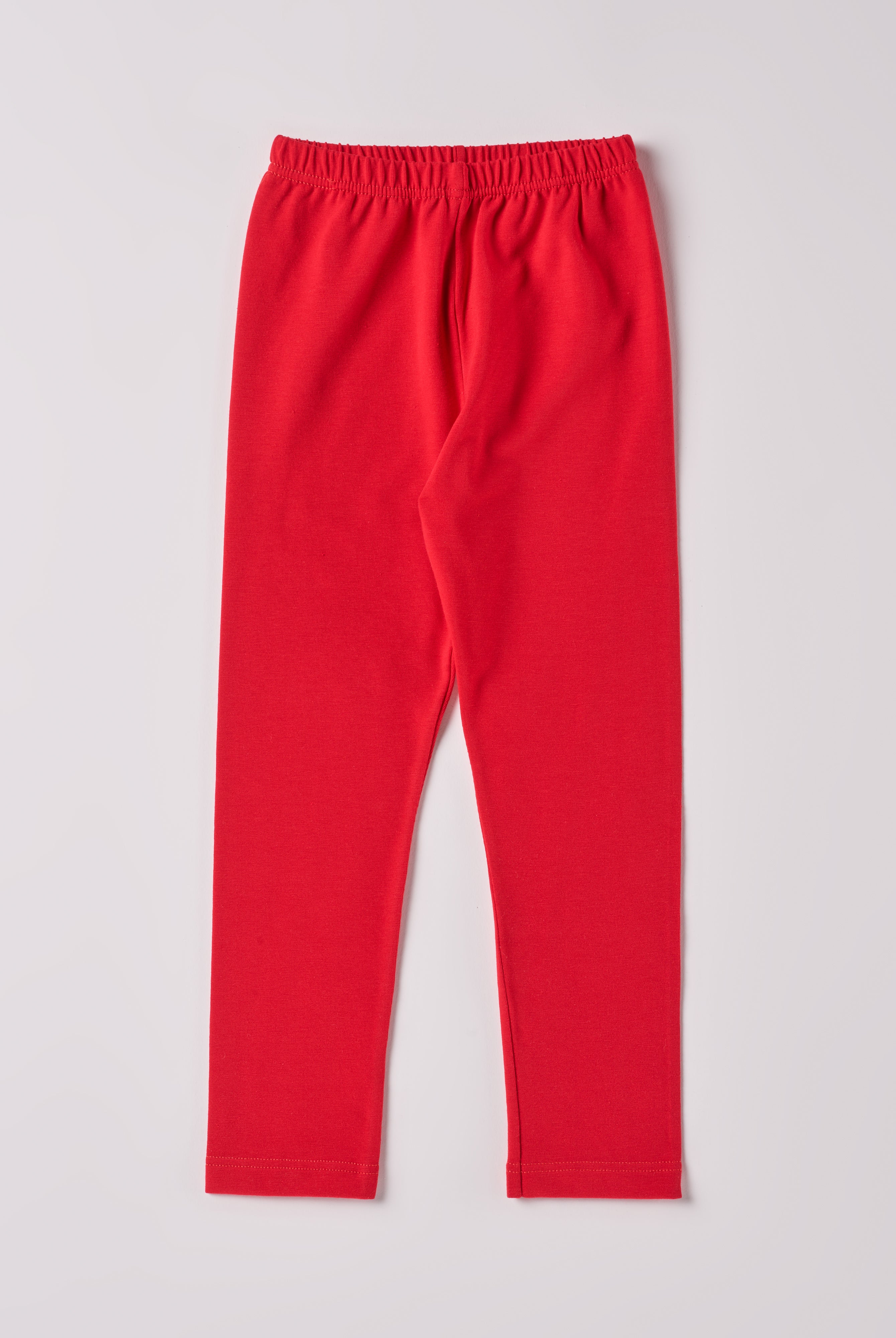 Diese Leggings, gefertigt aus 100% Baumwolle, ist weich und äußerst bequem. Die "flanellartige" Innenseite wurde speziell für zarte Kinderhaut konzipiert und bietet ein besonders sanftes Trageerlebnis. Ein großer Vorteil der flanellartigen Innenseite ist, dass die Kinder weniger schwitzen. Ein AMIO Firenze Must-Have für jede Grundausstattung.
Höchste Qualität, bestes Preis-Leistungs-Verhältnis MADE IN ITALY.