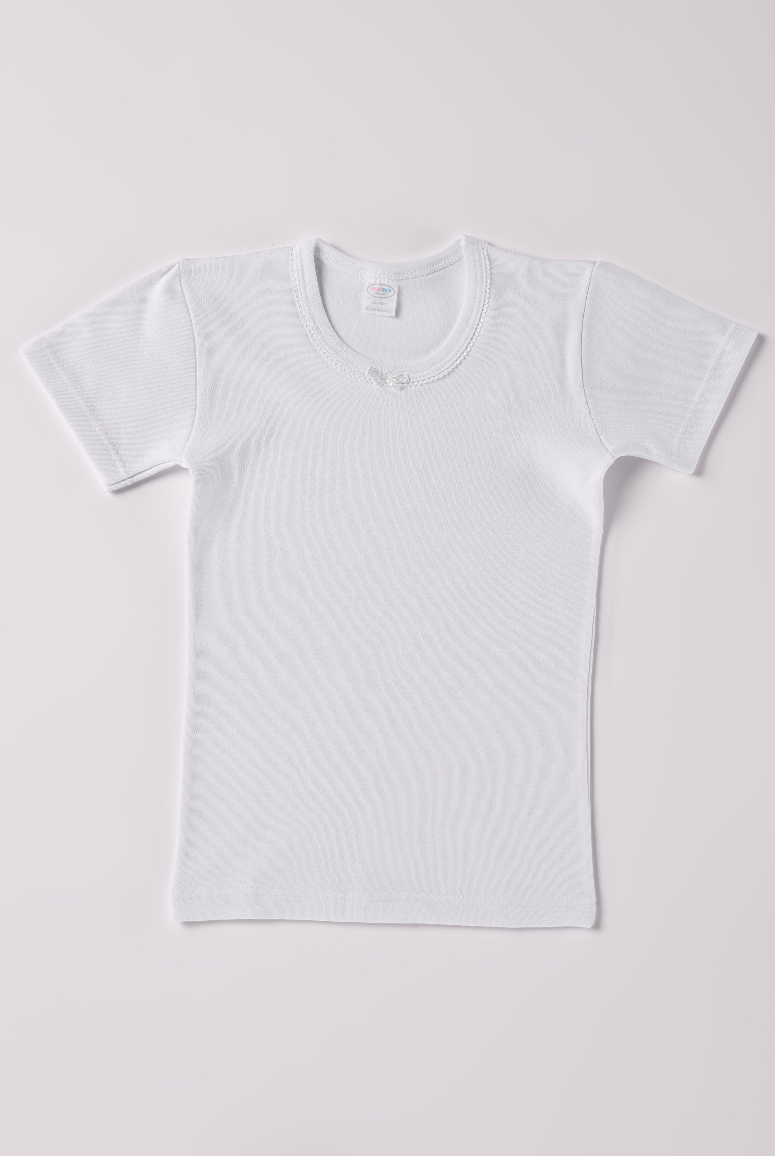 Dieses T-Shirt, gefertigt aus 100% Baumwolle, ist federleicht, weich und äußerst bequem. Die zarte Gestaltung mit Schlaufen am Halsausschnitt und einem niedlichen Schleifchen verleiht dem AMIO Firenze T-Shirt einen besonderen Charme. Die "flanellartige" Innenseite wurde speziell für zarte Kinderhaut konzipiert und bietet ein besonders sanftes Trageerlebnis. Ein großer Vorteil der flanellartigen Innenseite ist, dass die Kinder weniger schwitzen.
Höchste Qualität, bestes Preis-Leistungs-Verhältnis MADE