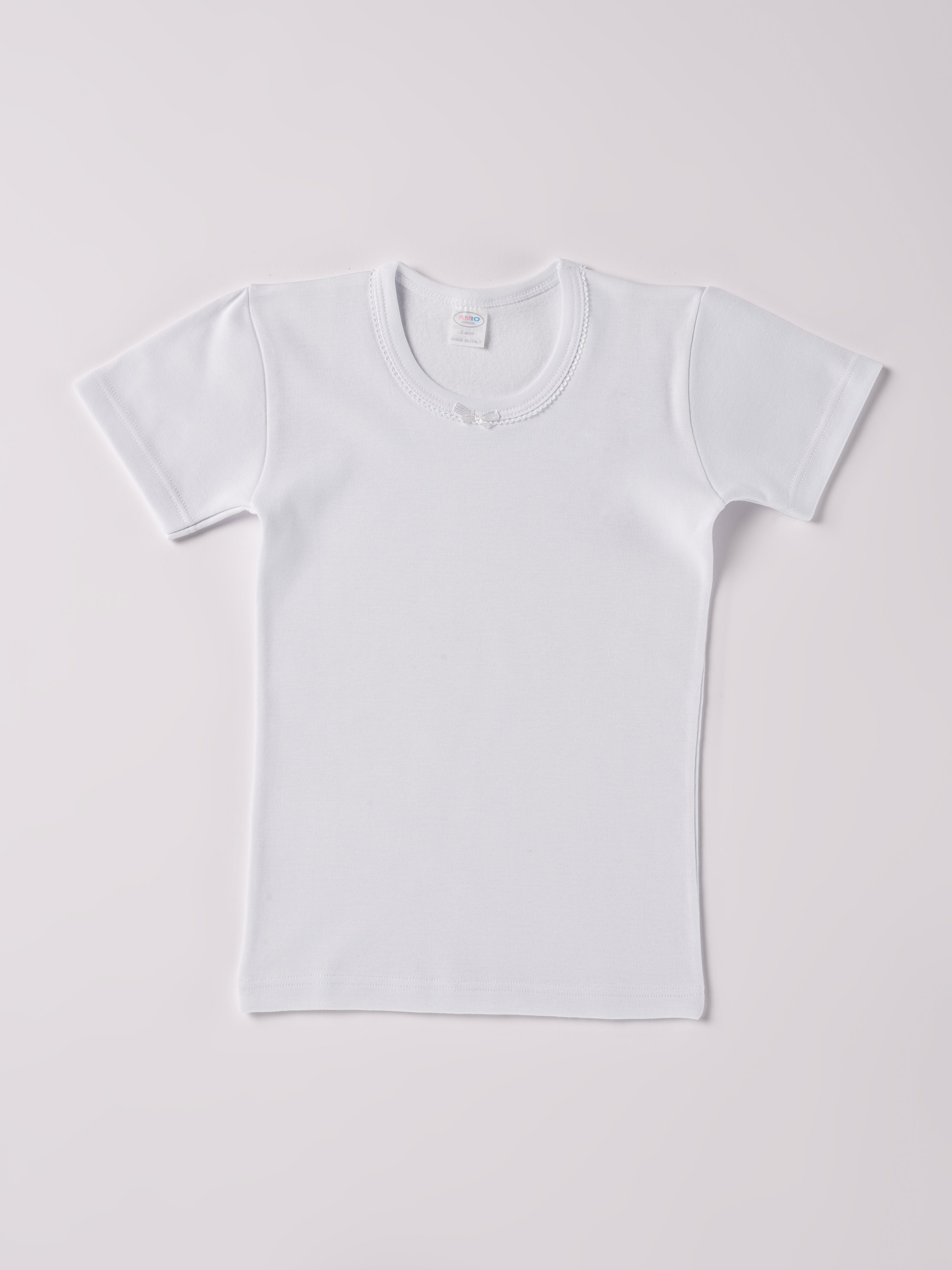 Dieses T-Shirt, gefertigt aus 100% Baumwolle, ist federleicht, weich und äußerst bequem. Die zarte Gestaltung mit Schlaufen am Halsausschnitt und einem niedlichen Schleifchen verleiht dem AMIO Firenze T-Shirt einen besonderen Charme. Die "flanellartige" Innenseite wurde speziell für zarte Kinderhaut konzipiert und bietet ein besonders sanftes Trageerlebnis. Ein großer Vorteil der flanellartigen Innenseite ist, dass die Kinder weniger schwitzen.
Höchste Qualität, bestes Preis-Leistungs-Verhältnis MADE