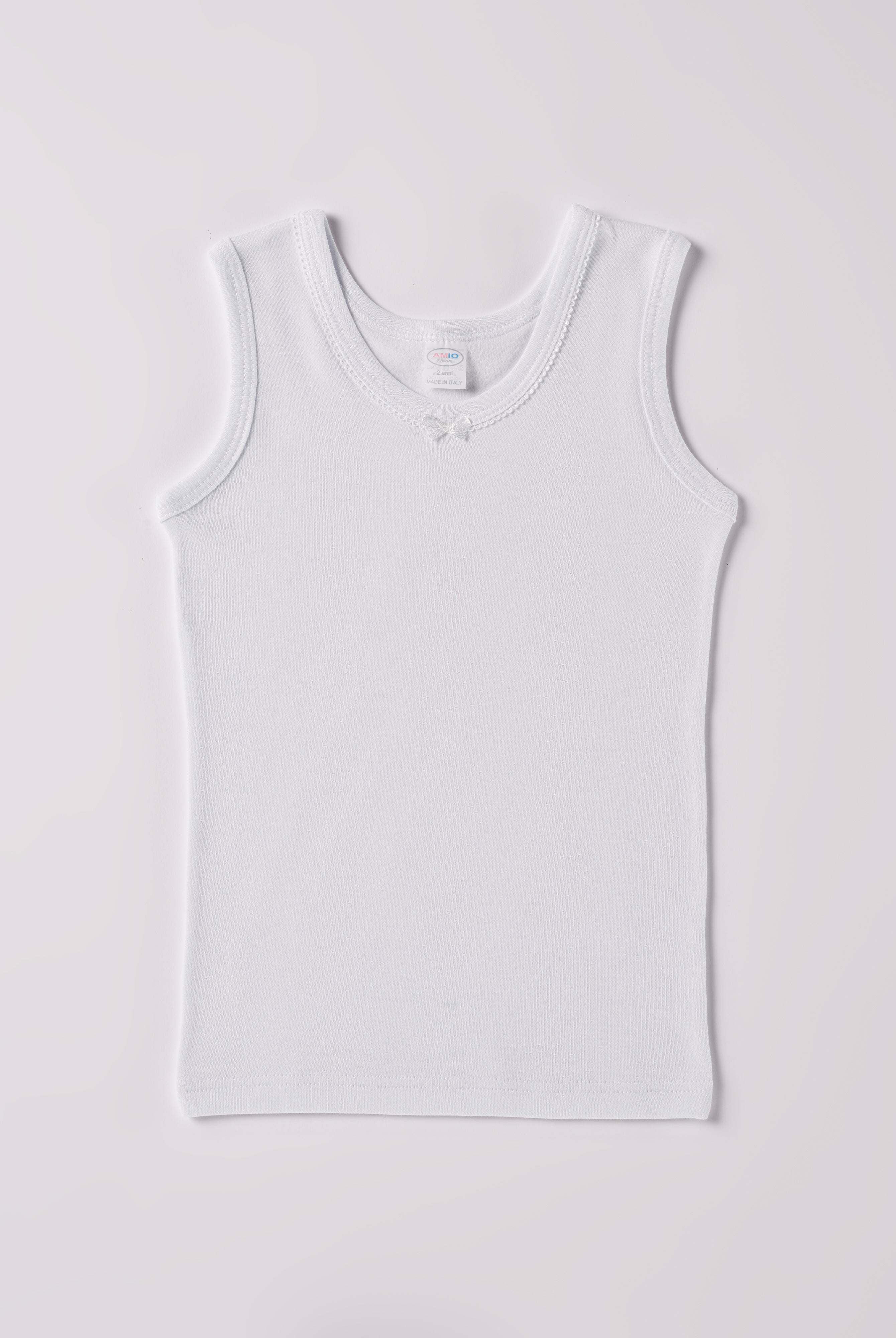 Dieses Unterhemd, gefertigt aus 100% Baumwolle, ist federleicht, weich und äußerst bequem. Die zarte Gestaltung mit Schlaufen am Halsausschnitt und einem niedlichen Schleifchen verleiht dem AMIO Firenze Unterhemd einen besonderen Charme. Die "flanellartige" Innenseite wurde speziell für zarte Kinderhaut konzipiert und bietet ein besonders sanftes Trageerlebnis. Ein großer Vorteil der flanellartigen Innenseite ist, dass die Kinder weniger schwitzen.
Höchste Qualität, bestes Preis-Leistungs-Verhältnis MADE I