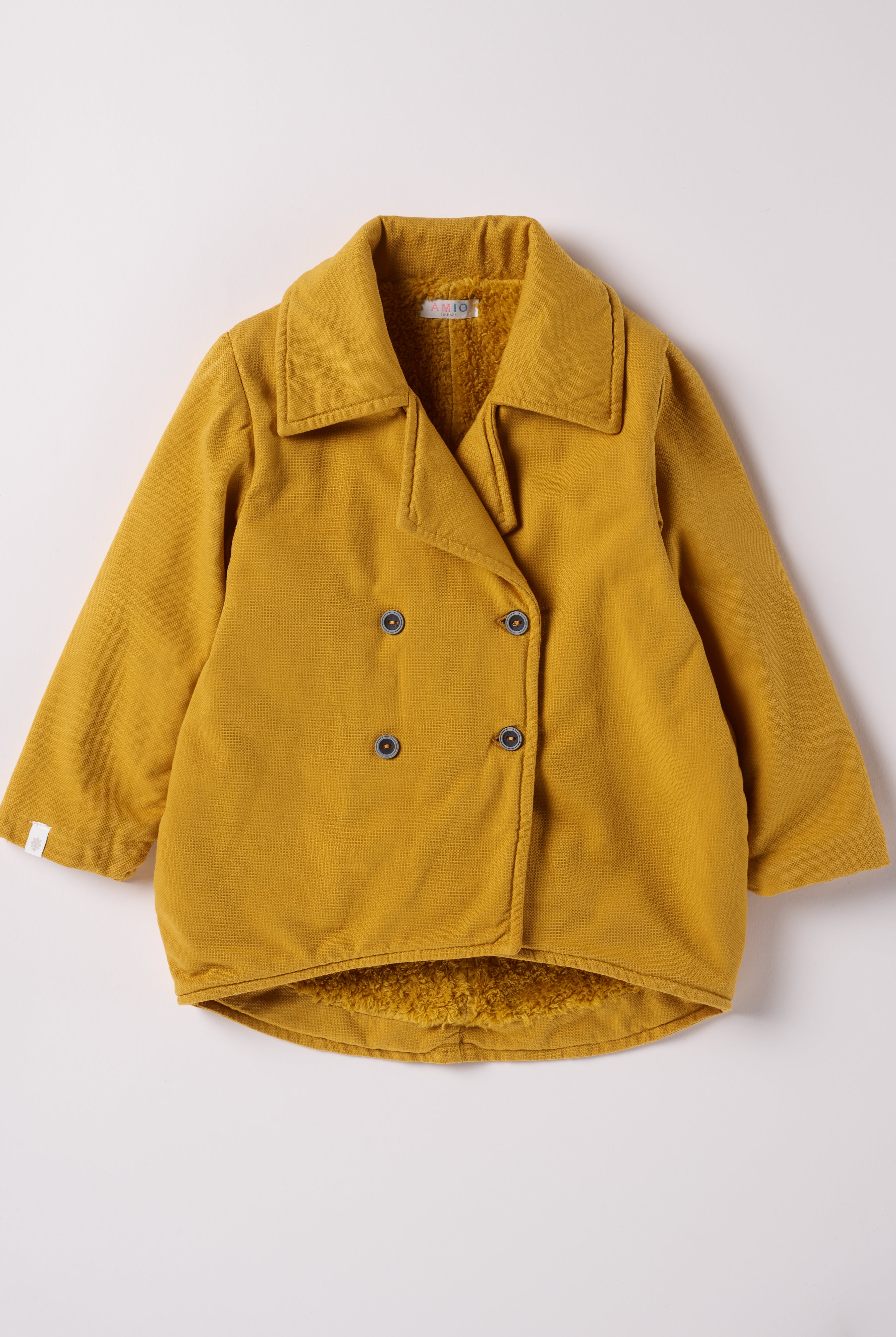 Der stilvolle, senffarbene Herbstmantel von AMIO Firenze ist der ideale Begleiter für kühle Tage. Das weiche, angenehm wärmende Material bietet hohen Tragekomfort, während die sorgfältige Verarbeitung und perfekte Passform für eine moderne Silhouette sorgen. Dank seiner Strapazierfähigkeit eignet sich der Mantel sowohl für den Alltag als auch für besondere Anlässe.
Höchste Qualität, bestes Preis-Leistungs-Verhältnis MADE IN ITALY.