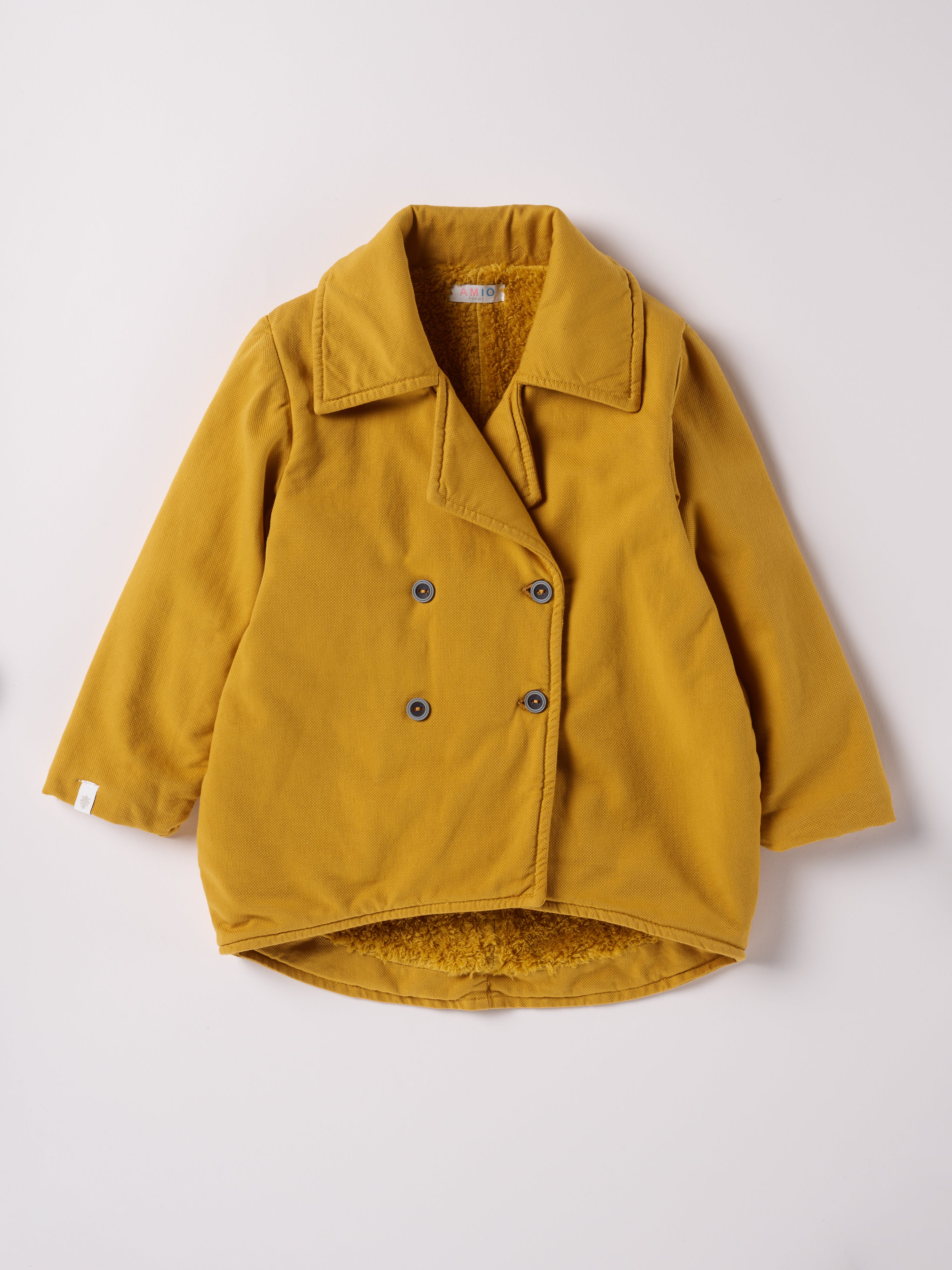 Der stilvolle, senffarbene Herbstmantel von AMIO Firenze ist der ideale Begleiter für kühle Tage. Das weiche, angenehm wärmende Material bietet hohen Tragekomfort, während die sorgfältige Verarbeitung und perfekte Passform für eine moderne Silhouette sorgen. Dank seiner Strapazierfähigkeit eignet sich der Mantel sowohl für den Alltag als auch für besondere Anlässe.
Höchste Qualität, bestes Preis-Leistungs-Verhältnis MADE IN ITALY.