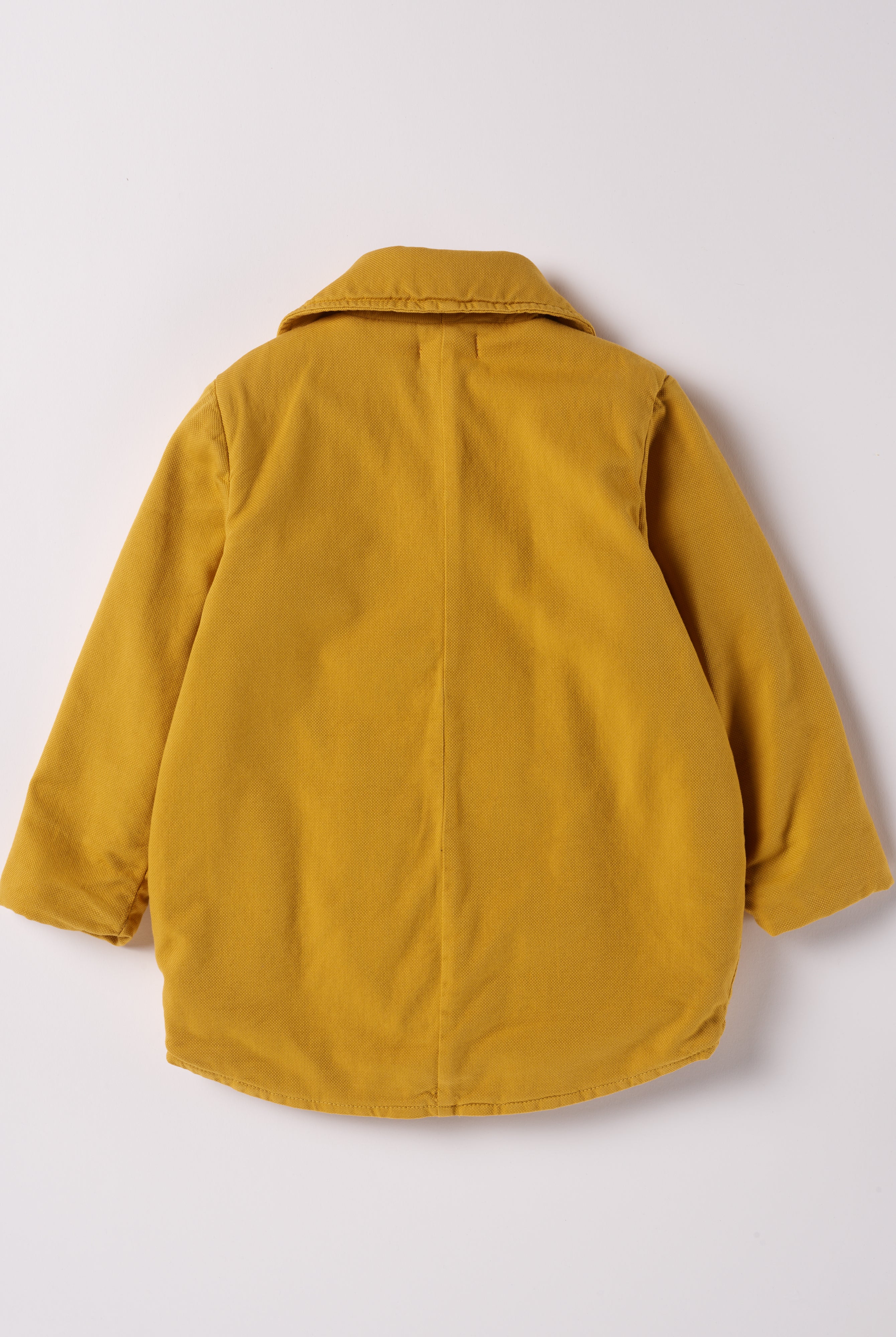 Der stilvolle, senffarbene Herbstmantel von AMIO Firenze ist der ideale Begleiter für kühle Tage. Das weiche, angenehm wärmende Material bietet hohen Tragekomfort, während die sorgfältige Verarbeitung und perfekte Passform für eine moderne Silhouette sorgen. Dank seiner Strapazierfähigkeit eignet sich der Mantel sowohl für den Alltag als auch für besondere Anlässe.
Höchste Qualität, bestes Preis-Leistungs-Verhältnis MADE IN ITALY.