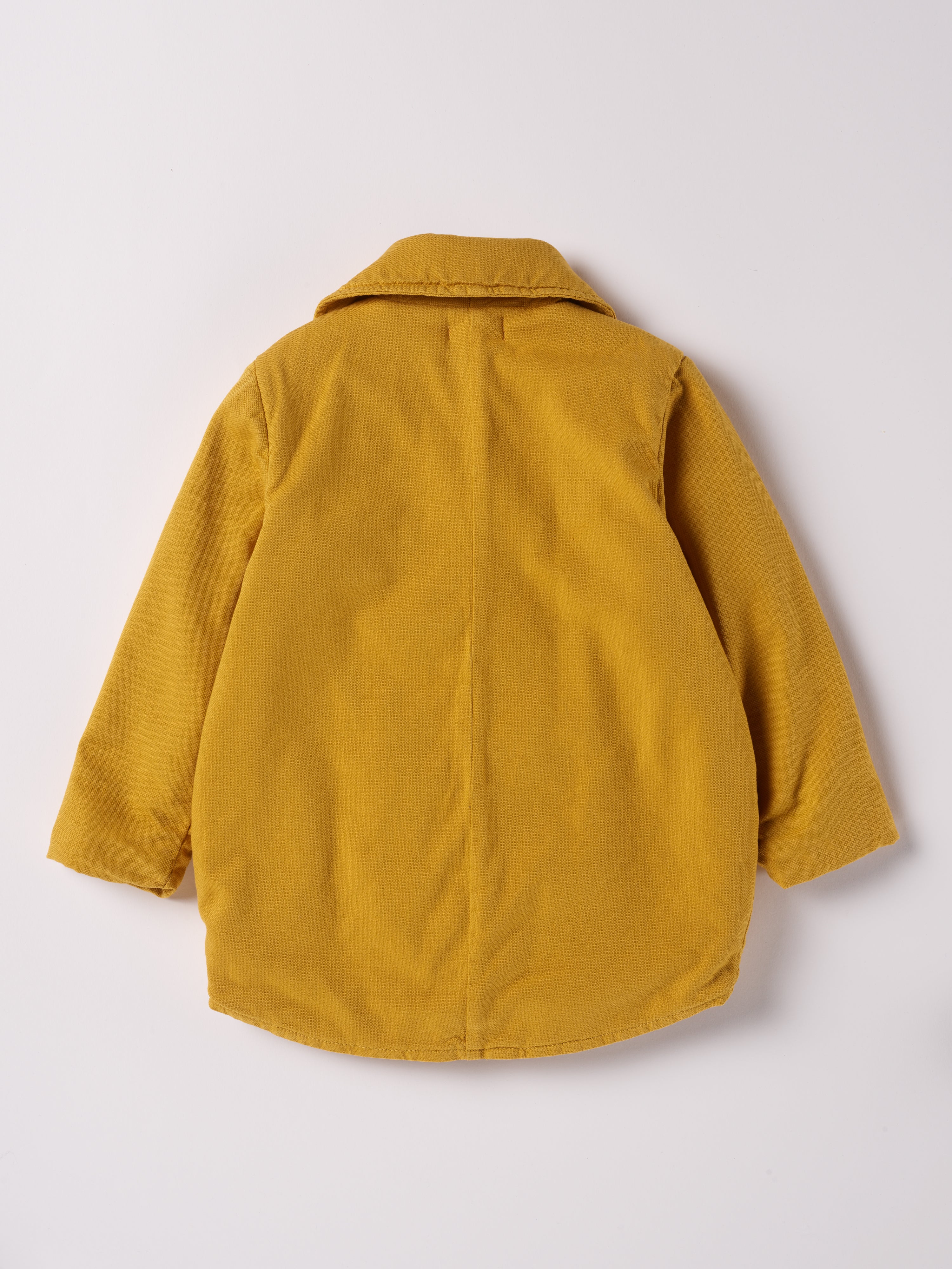 Der stilvolle, senffarbene Herbstmantel von AMIO Firenze ist der ideale Begleiter für kühle Tage. Das weiche, angenehm wärmende Material bietet hohen Tragekomfort, während die sorgfältige Verarbeitung und perfekte Passform für eine moderne Silhouette sorgen. Dank seiner Strapazierfähigkeit eignet sich der Mantel sowohl für den Alltag als auch für besondere Anlässe.
Höchste Qualität, bestes Preis-Leistungs-Verhältnis MADE IN ITALY.