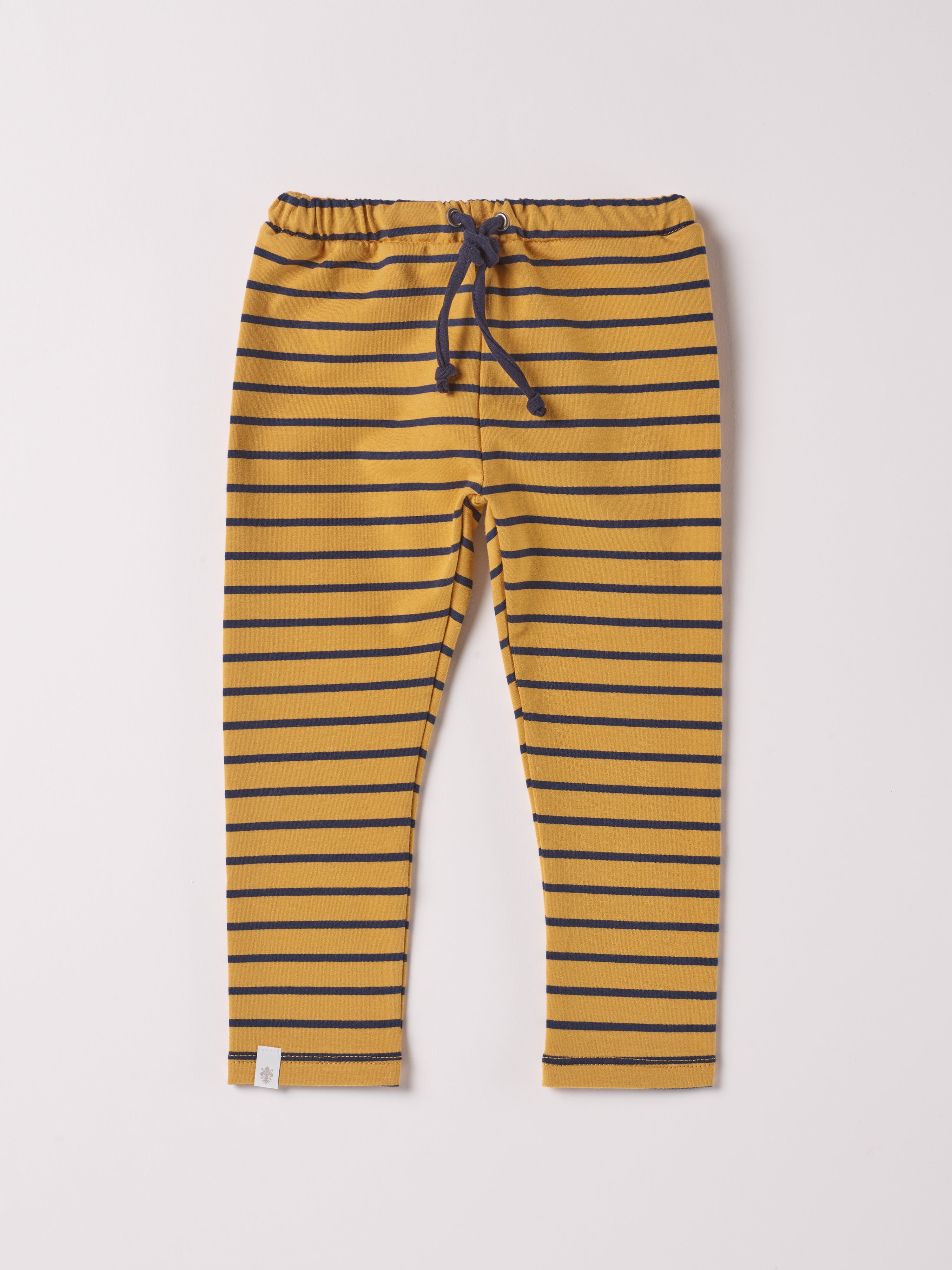 Diese modische Leggings ist ein eleganter Blickfang im Alltag. Der weiche Baumwollstoff liegt angenehm auf der Haut und sorgt für ein geschmeidiges Tragegefühl. Das moderne Design verleiht jedem Auftritt eine stilvolle Note.
Höchste Qualität, bestes Preis-Leistungs-Verhältnis MADE IN ITALY.