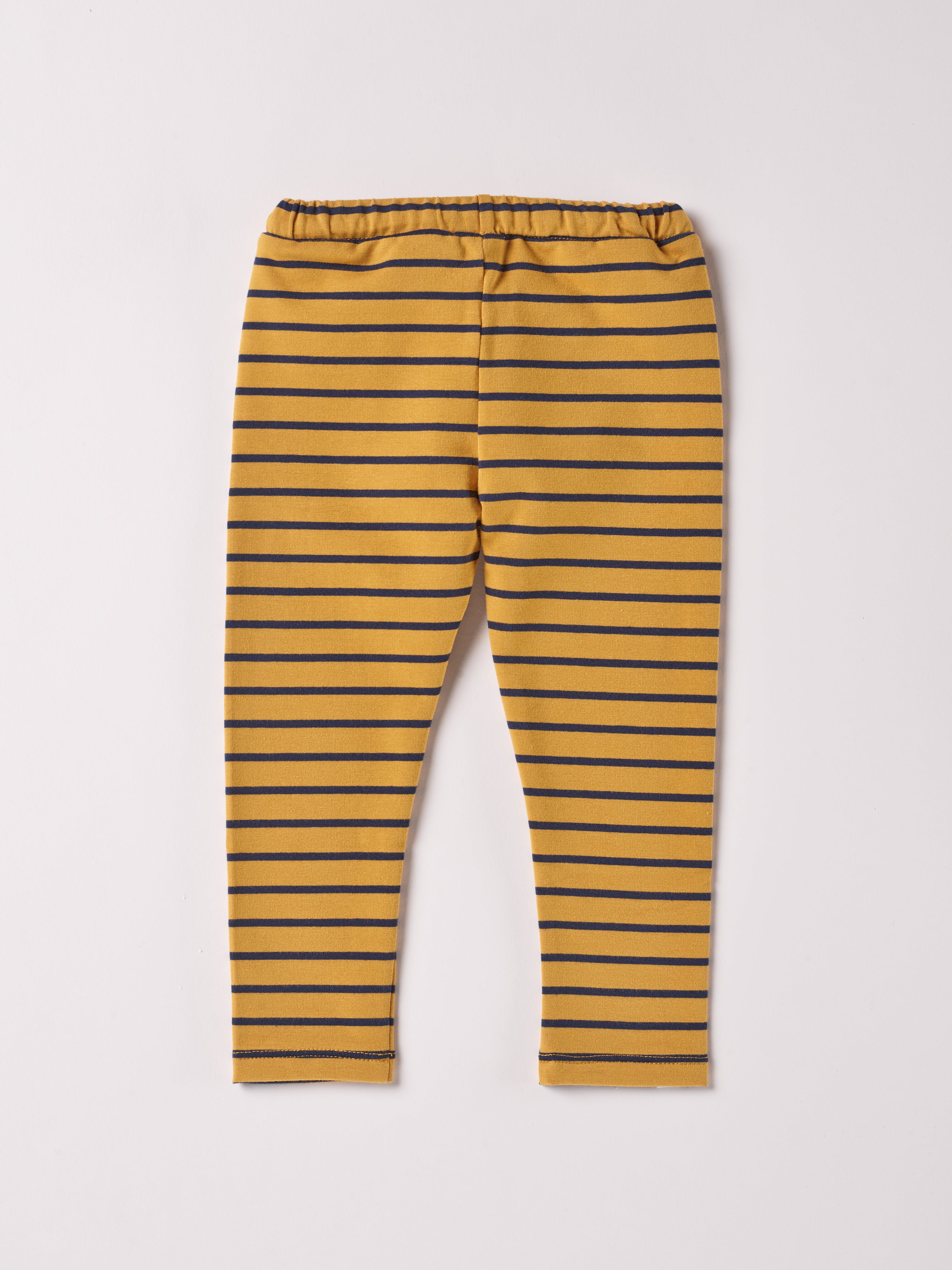 Diese modische Leggings ist ein eleganter Blickfang im Alltag. Der weiche Baumwollstoff liegt angenehm auf der Haut und sorgt für ein geschmeidiges Tragegefühl. Das moderne Design verleiht jedem Auftritt eine stilvolle Note.
Höchste Qualität, bestes Preis-Leistungs-Verhältnis MADE IN ITALY.