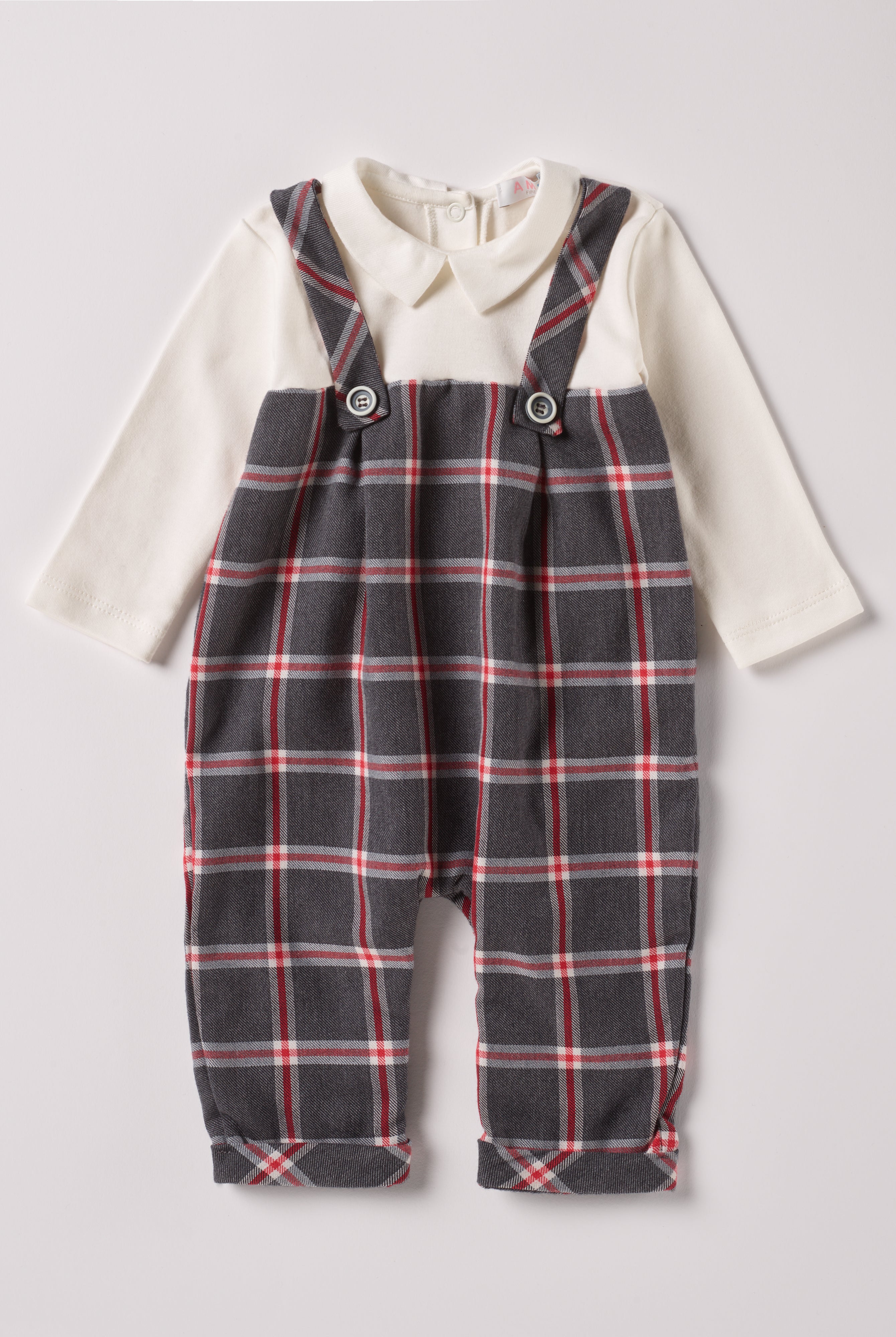 Der weiche und wärmespendende Overall aus 100% Baumwolle von AMIO Firenze mit karierten Hosen im latzhosendesign ist der perfekte Begleiter für den Alltag in der kalten Jahreszeit. Maximaler Tragekomfort, gepaart mit einer herausragenden Passform. Das Modell hat einen praktischen Schnitt, um etwa die Windel schnell und unkompliziert wechseln zu können. Ein AMIO Firenze Must-Have für jede Grundausstattung.
Höchste Qualität, bestes Preis-Leistungs-Verhältnis MADE IN ITALY.