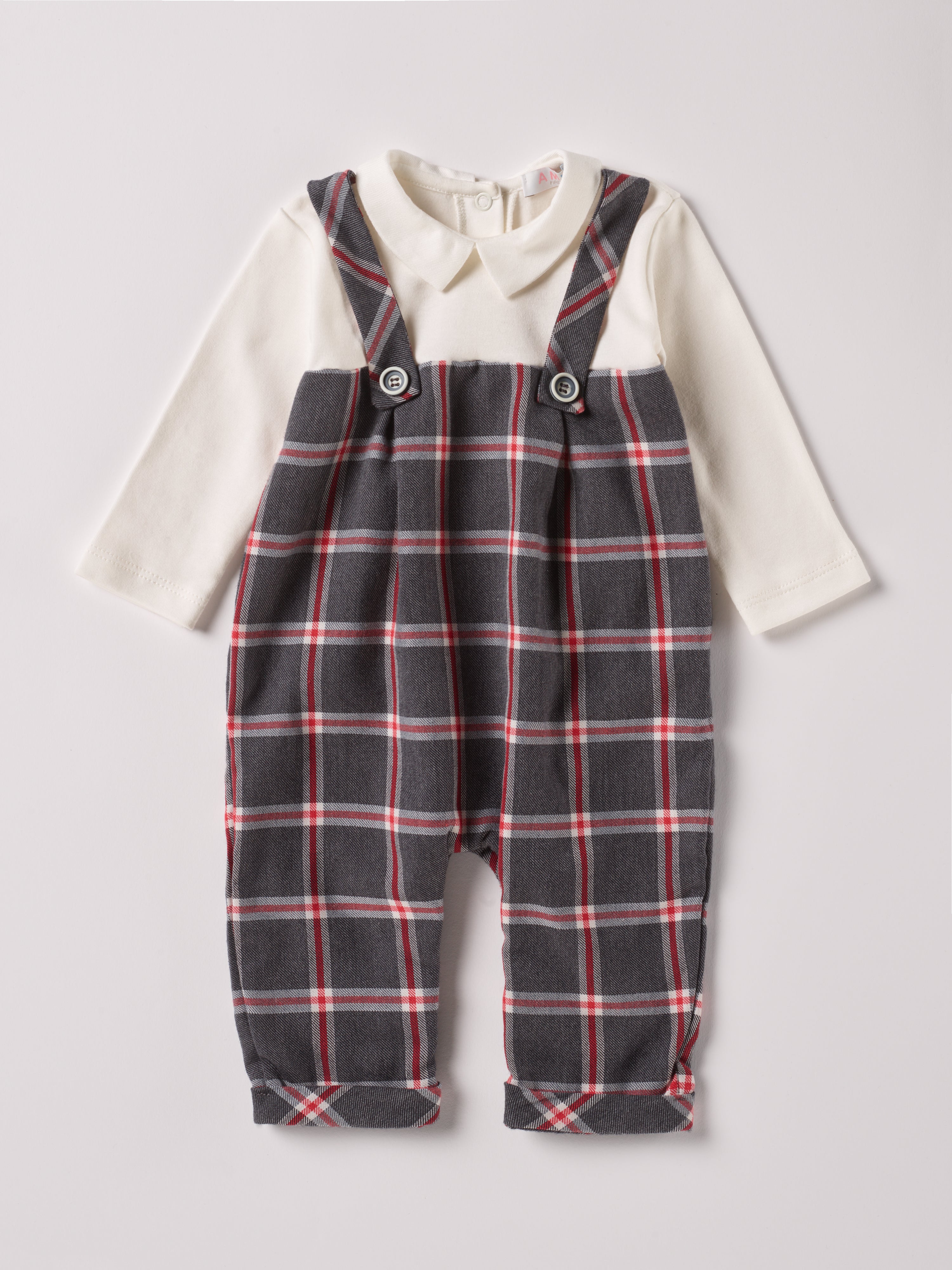 Der weiche und wärmespendende Overall aus 100% Baumwolle von AMIO Firenze mit karierten Hosen im latzhosendesign ist der perfekte Begleiter für den Alltag in der kalten Jahreszeit. Maximaler Tragekomfort, gepaart mit einer herausragenden Passform. Das Modell hat einen praktischen Schnitt, um etwa die Windel schnell und unkompliziert wechseln zu können. Ein AMIO Firenze Must-Have für jede Grundausstattung.
Höchste Qualität, bestes Preis-Leistungs-Verhältnis MADE IN ITALY.