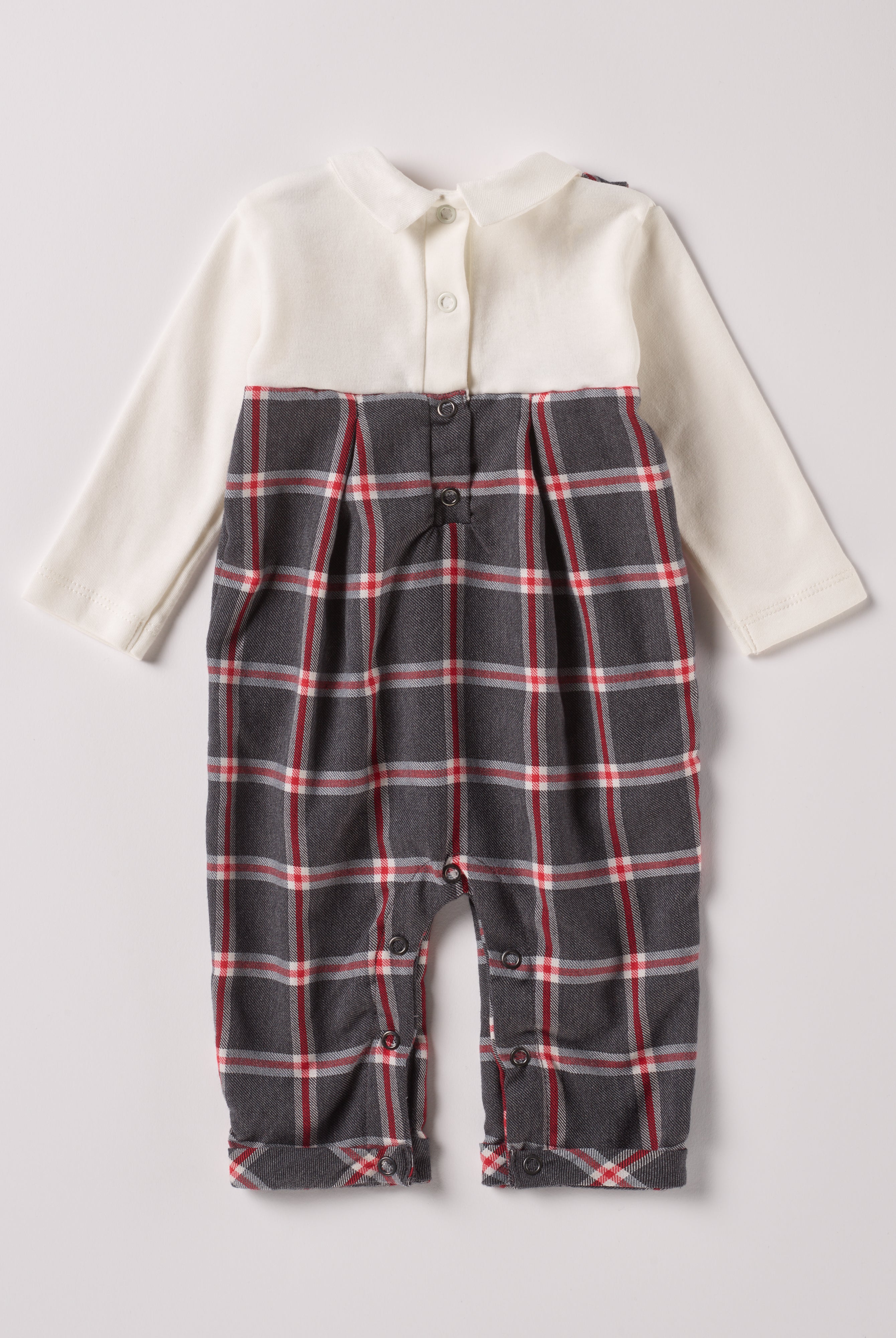 Der weiche und wärmespendende Overall aus 100% Baumwolle von AMIO Firenze mit karierten Hosen im latzhosendesign ist der perfekte Begleiter für den Alltag in der kalten Jahreszeit. Maximaler Tragekomfort, gepaart mit einer herausragenden Passform. Das Modell hat einen praktischen Schnitt, um etwa die Windel schnell und unkompliziert wechseln zu können. Ein AMIO Firenze Must-Have für jede Grundausstattung.
Höchste Qualität, bestes Preis-Leistungs-Verhältnis MADE IN ITALY.