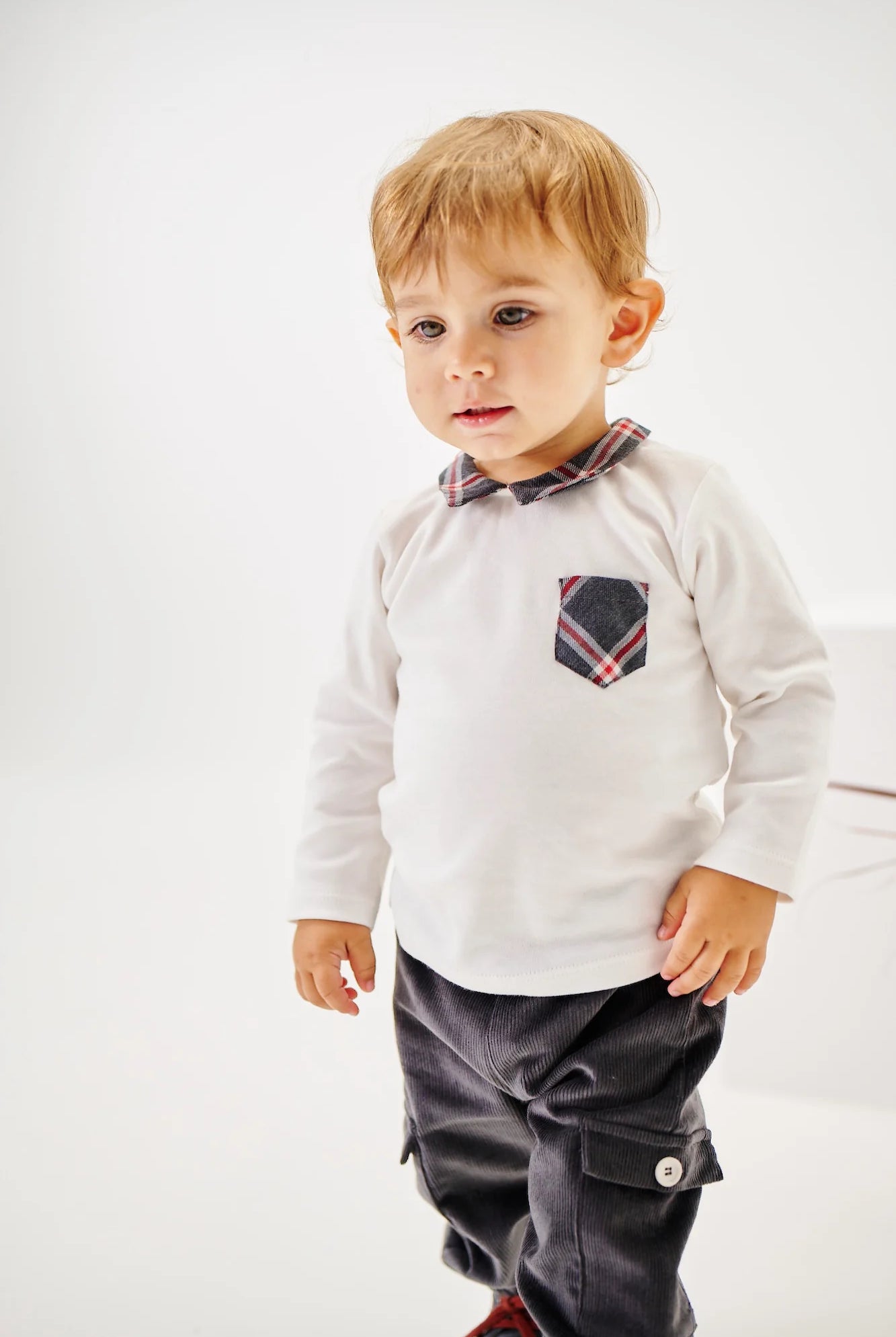 Das Interlock-Shirt für Baby Jungen von AMIO Firenze ist aus weicher Baumwolle gefertigt und bietet durch das Innenflanell ein äußerst angenehmes Tragegefühl. Der Tartan-Kragen und die Brusttasche verleihen dem Langarmshirt einen besonders stilvollen Touch.
Höchste Qualität, bestes Preis-Leistungs-Verhältnis MADE IN ITALY.