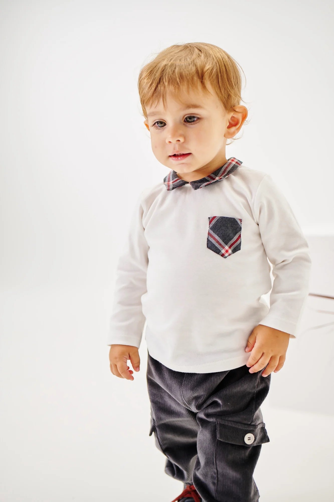 Das Interlock-Shirt für Baby Jungen von AMIO Firenze ist aus weicher Baumwolle gefertigt und bietet durch das Innenflanell ein äußerst angenehmes Tragegefühl. Der Tartan-Kragen und die Brusttasche verleihen dem Langarmshirt einen besonders stilvollen Touch.
Höchste Qualität, bestes Preis-Leistungs-Verhältnis MADE IN ITALY.