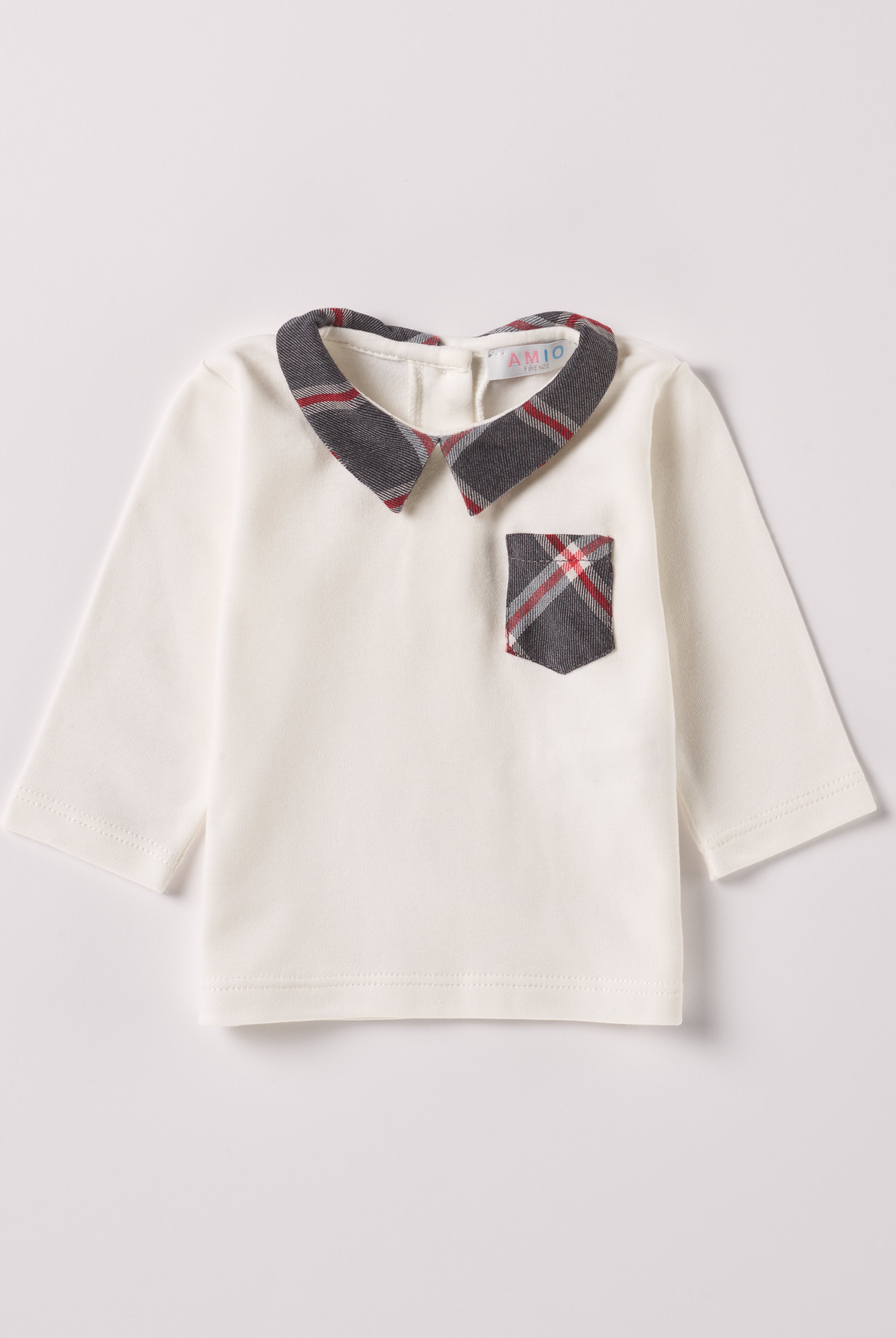 Das Interlock-Shirt für Baby Jungen von AMIO Firenze ist aus weicher Baumwolle gefertigt und bietet durch das Innenflanell ein äußerst angenehmes Tragegefühl. Der Tartan-Kragen und die Brusttasche verleihen dem Langarmshirt einen besonders stilvollen Touch.
Höchste Qualität, bestes Preis-Leistungs-Verhältnis MADE IN ITALY.