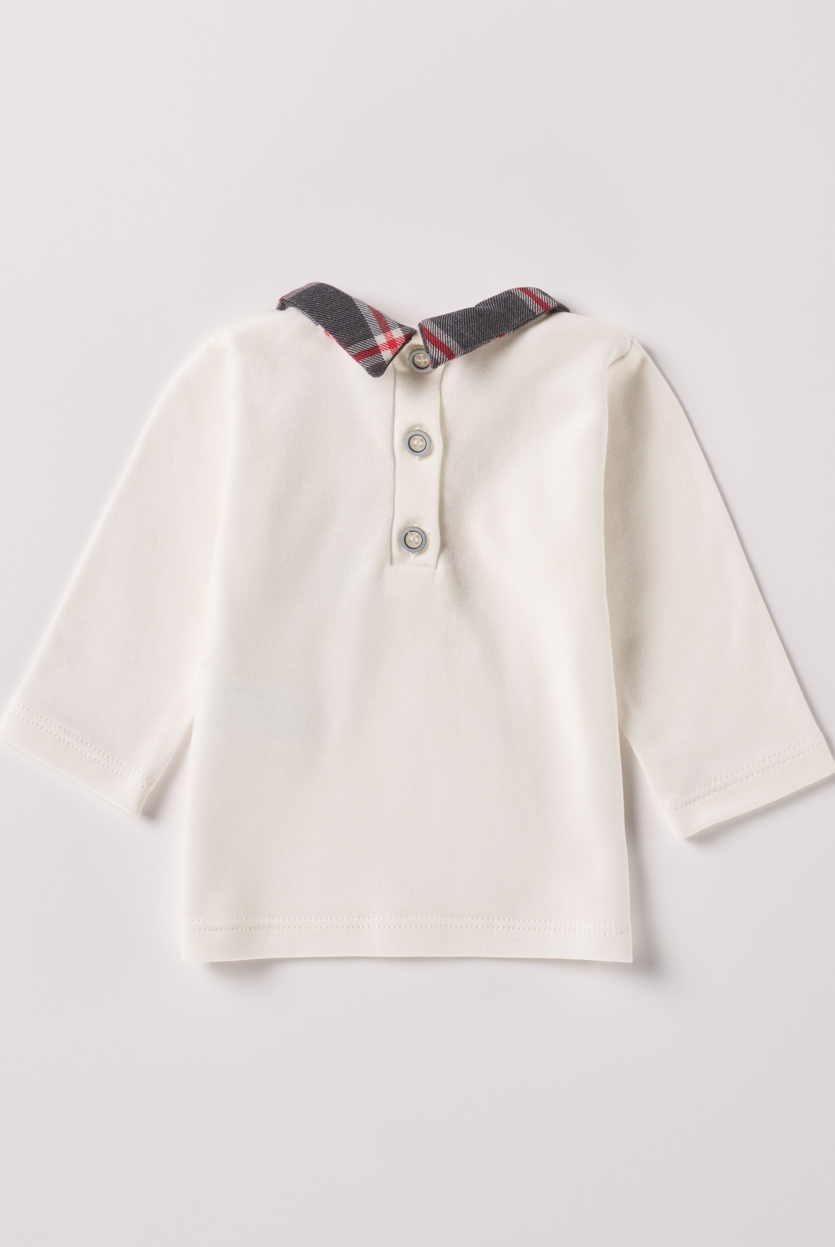 Das Interlock-Shirt für Baby Jungen von AMIO Firenze ist aus weicher Baumwolle gefertigt und bietet durch das Innenflanell ein äußerst angenehmes Tragegefühl. Der Tartan-Kragen und die Brusttasche verleihen dem Langarmshirt einen besonders stilvollen Touch.
Höchste Qualität, bestes Preis-Leistungs-Verhältnis MADE IN ITALY.
