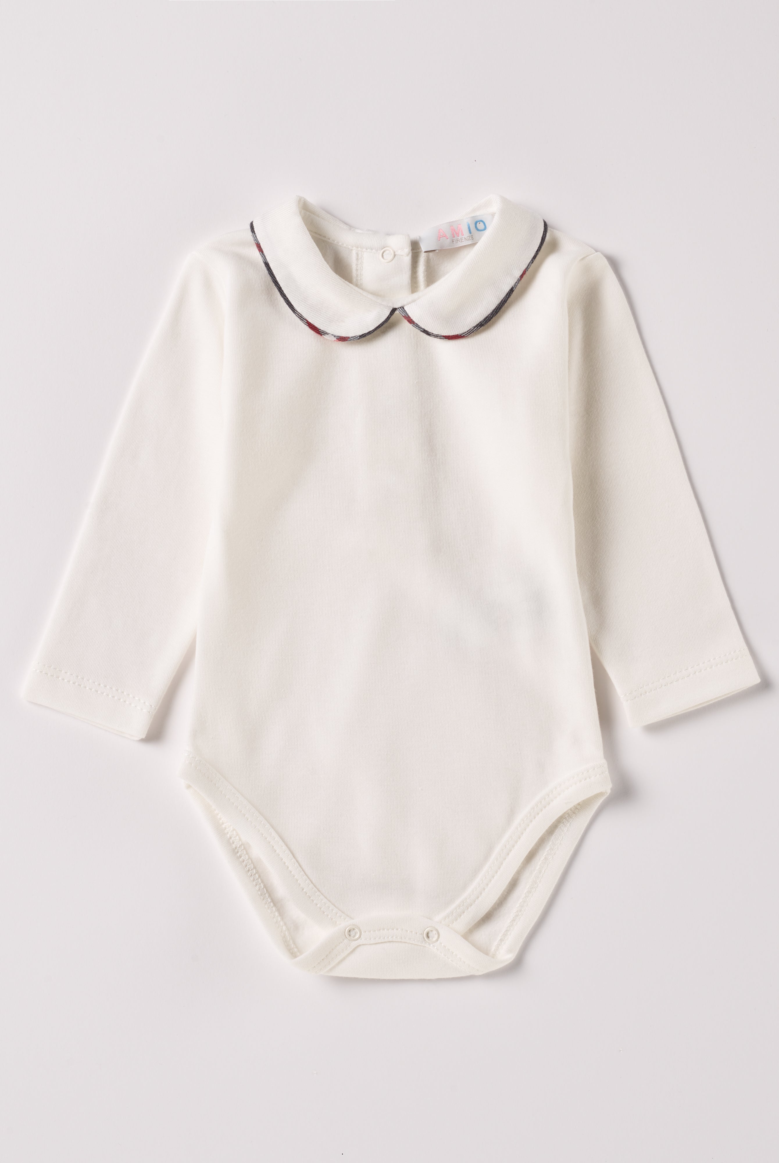 Der langarmige Body, gefertigt aus 100% Baumwolle, hat eine perfekte Passform. Kundinnen und Kunden vertrauen auf unseren Schnitt, da die flachen Knöpfe an der Rückseite ein unkompliziertes und schnelles Anziehen ermöglichen. Die "flanellartige" Innenseite wurde speziell für zarte Kinderhaut konzipiert und bietet ein besonders sanftes Trageerlebnis. Ein großer Vorteil der flanellartigen Innenseite ist, dass die Kinder weniger schwitzen. Der Kragen verleiht dem Body ein edles Design.