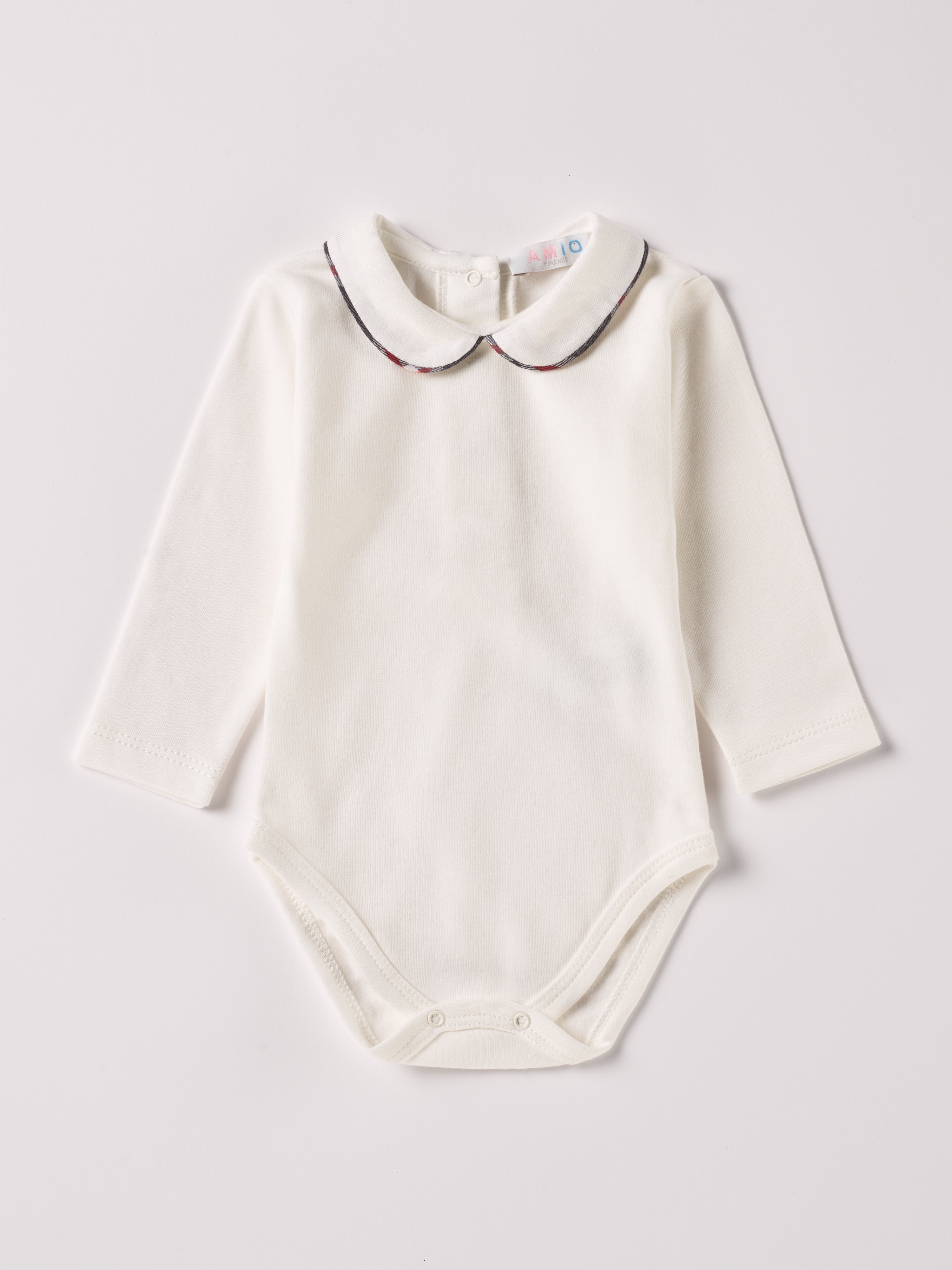 Der langarmige Body, gefertigt aus 100% Baumwolle, hat eine perfekte Passform. Kundinnen und Kunden vertrauen auf unseren Schnitt, da die flachen Knöpfe an der Rückseite ein unkompliziertes und schnelles Anziehen ermöglichen. Die "flanellartige" Innenseite wurde speziell für zarte Kinderhaut konzipiert und bietet ein besonders sanftes Trageerlebnis. Ein großer Vorteil der flanellartigen Innenseite ist, dass die Kinder weniger schwitzen. Der Kragen verleiht dem Body ein edles Design.