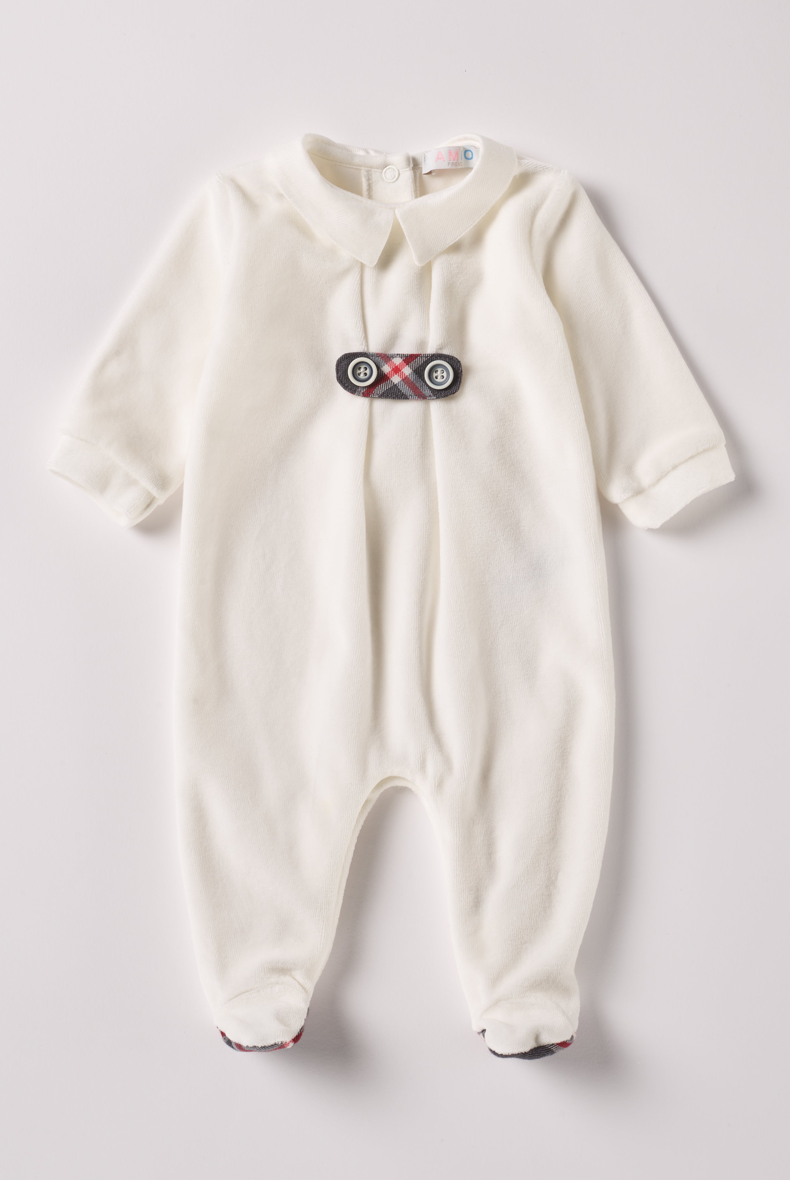 Der weiche und wärmespendende Strampler von AMIO Firenze mit Kragen und Knopfapplikation ist der perfekte Begleiter für den Alltag in der kalten Jahreszeit. Maximaler Tragekomfort, gepaart mit einer herausragenden Passform aus Samt (Ciniglia). Das Modell hat einen praktischen Schnitt, um etwa die Windel schnell und unkompliziert wechseln zu können. Ein AMIO Firenze Must-Have für jede Grundausstattung.
Höchste Qualität, bestes Preis-Leistungs-Verhältnis MADE IN ITALY.