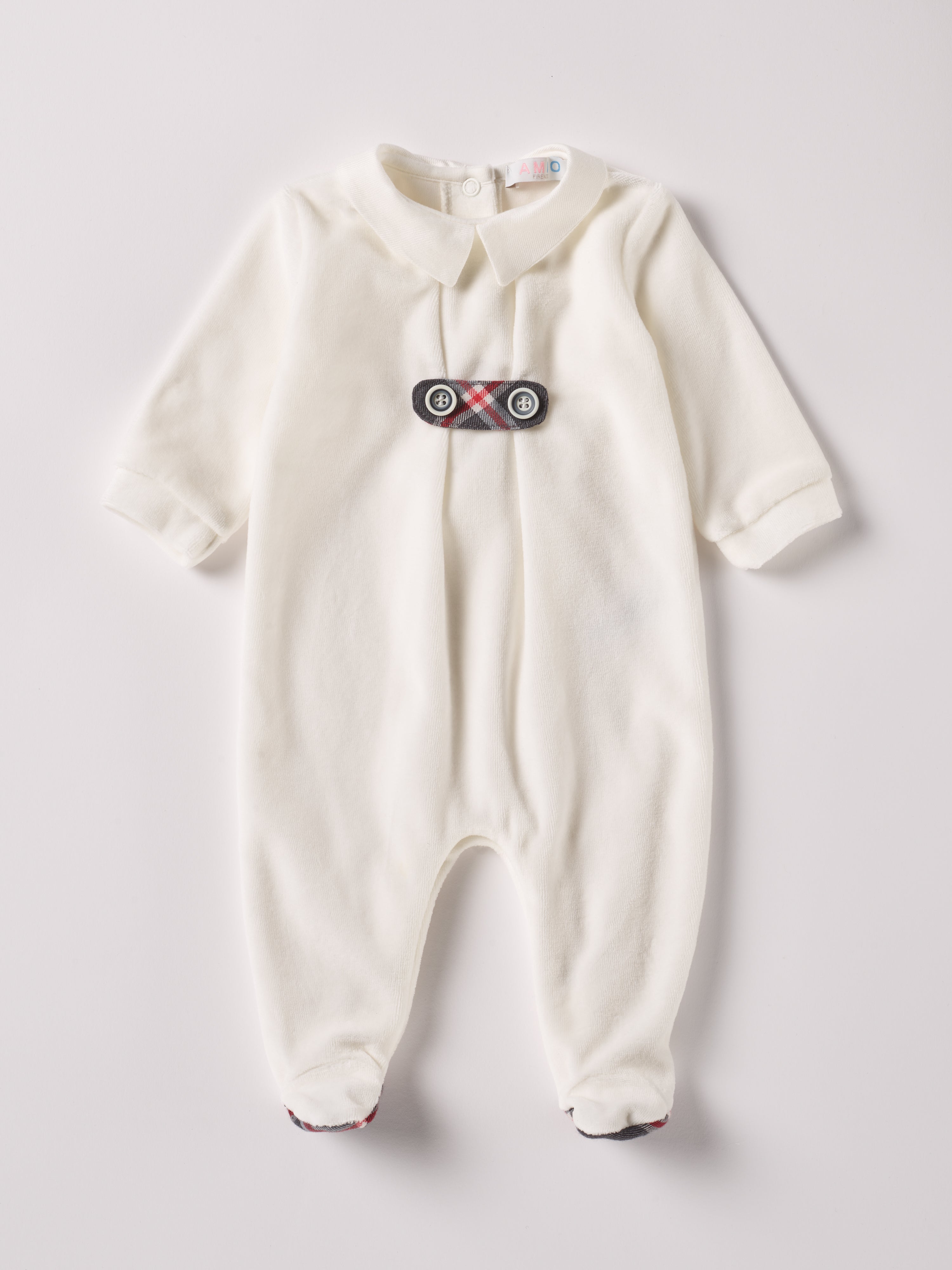 Der weiche und wärmespendende Strampler von AMIO Firenze mit Kragen und Knopfapplikation ist der perfekte Begleiter für den Alltag in der kalten Jahreszeit. Maximaler Tragekomfort, gepaart mit einer herausragenden Passform aus Samt (Ciniglia). Das Modell hat einen praktischen Schnitt, um etwa die Windel schnell und unkompliziert wechseln zu können. Ein AMIO Firenze Must-Have für jede Grundausstattung.
Höchste Qualität, bestes Preis-Leistungs-Verhältnis MADE IN ITALY.