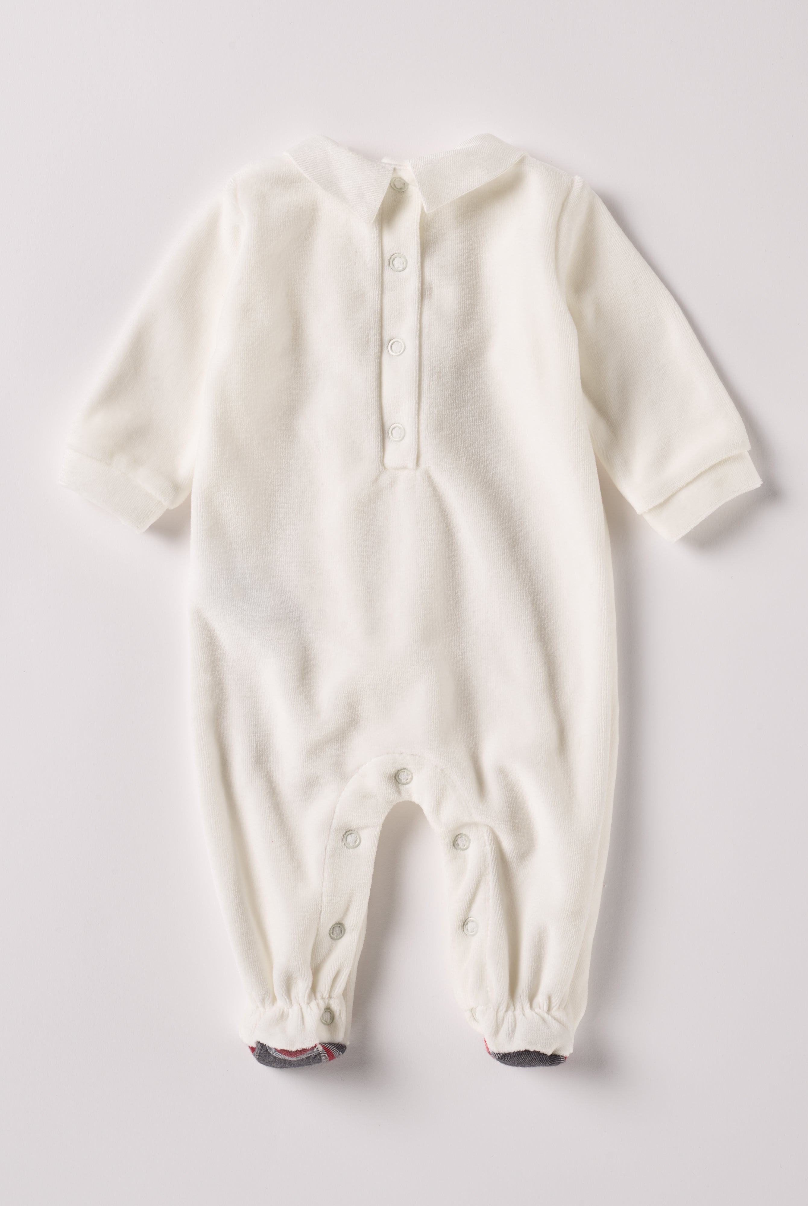 Der weiche und wärmespendende Strampler von AMIO Firenze mit Kragen und Knopfapplikation ist der perfekte Begleiter für den Alltag in der kalten Jahreszeit. Maximaler Tragekomfort, gepaart mit einer herausragenden Passform aus Samt (Ciniglia). Das Modell hat einen praktischen Schnitt, um etwa die Windel schnell und unkompliziert wechseln zu können. Ein AMIO Firenze Must-Have für jede Grundausstattung.
Höchste Qualität, bestes Preis-Leistungs-Verhältnis MADE IN ITALY.