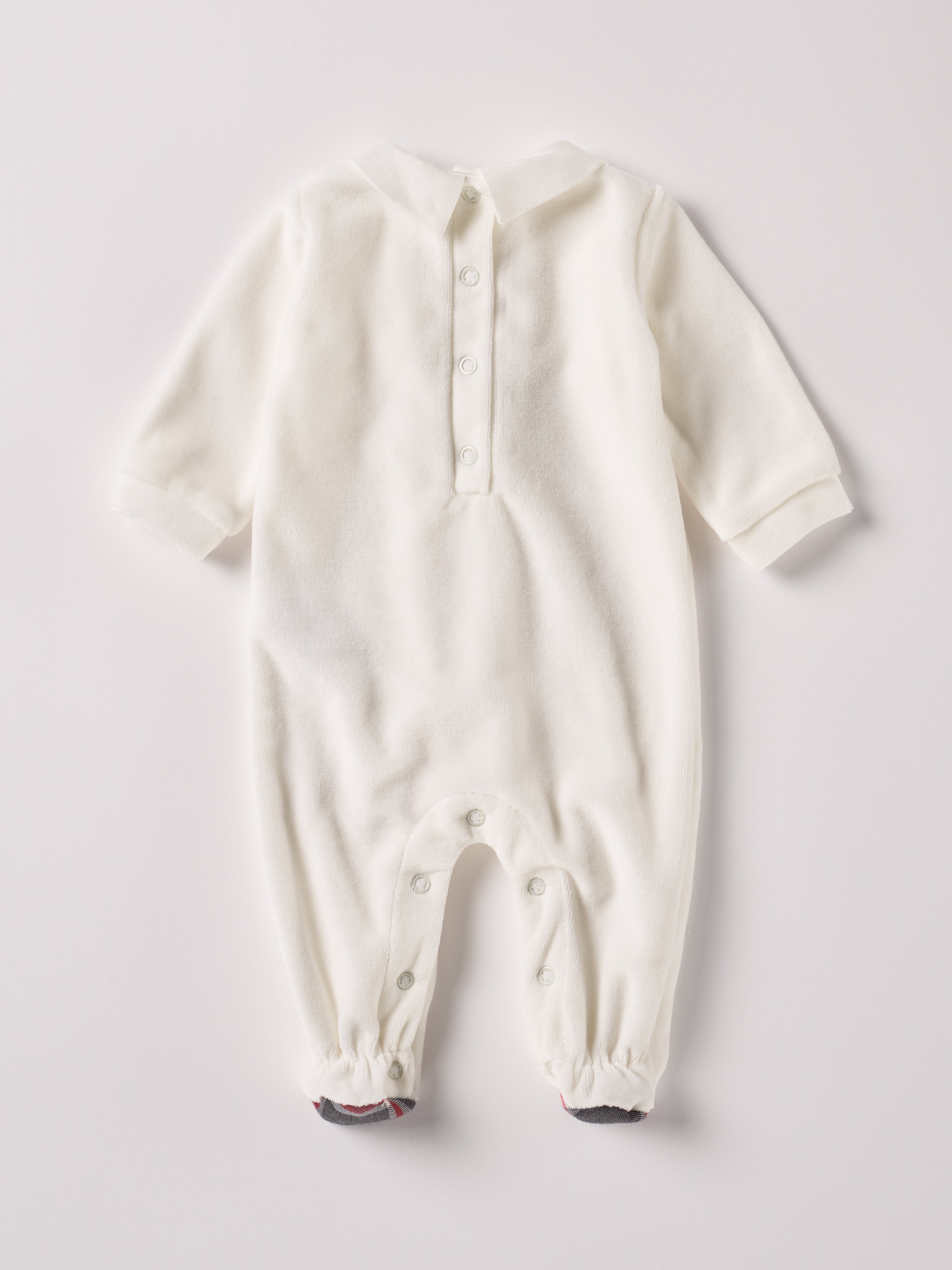 Der weiche und wärmespendende Strampler von AMIO Firenze mit Kragen und Knopfapplikation ist der perfekte Begleiter für den Alltag in der kalten Jahreszeit. Maximaler Tragekomfort, gepaart mit einer herausragenden Passform aus Samt (Ciniglia). Das Modell hat einen praktischen Schnitt, um etwa die Windel schnell und unkompliziert wechseln zu können. Ein AMIO Firenze Must-Have für jede Grundausstattung.
Höchste Qualität, bestes Preis-Leistungs-Verhältnis MADE IN ITALY.