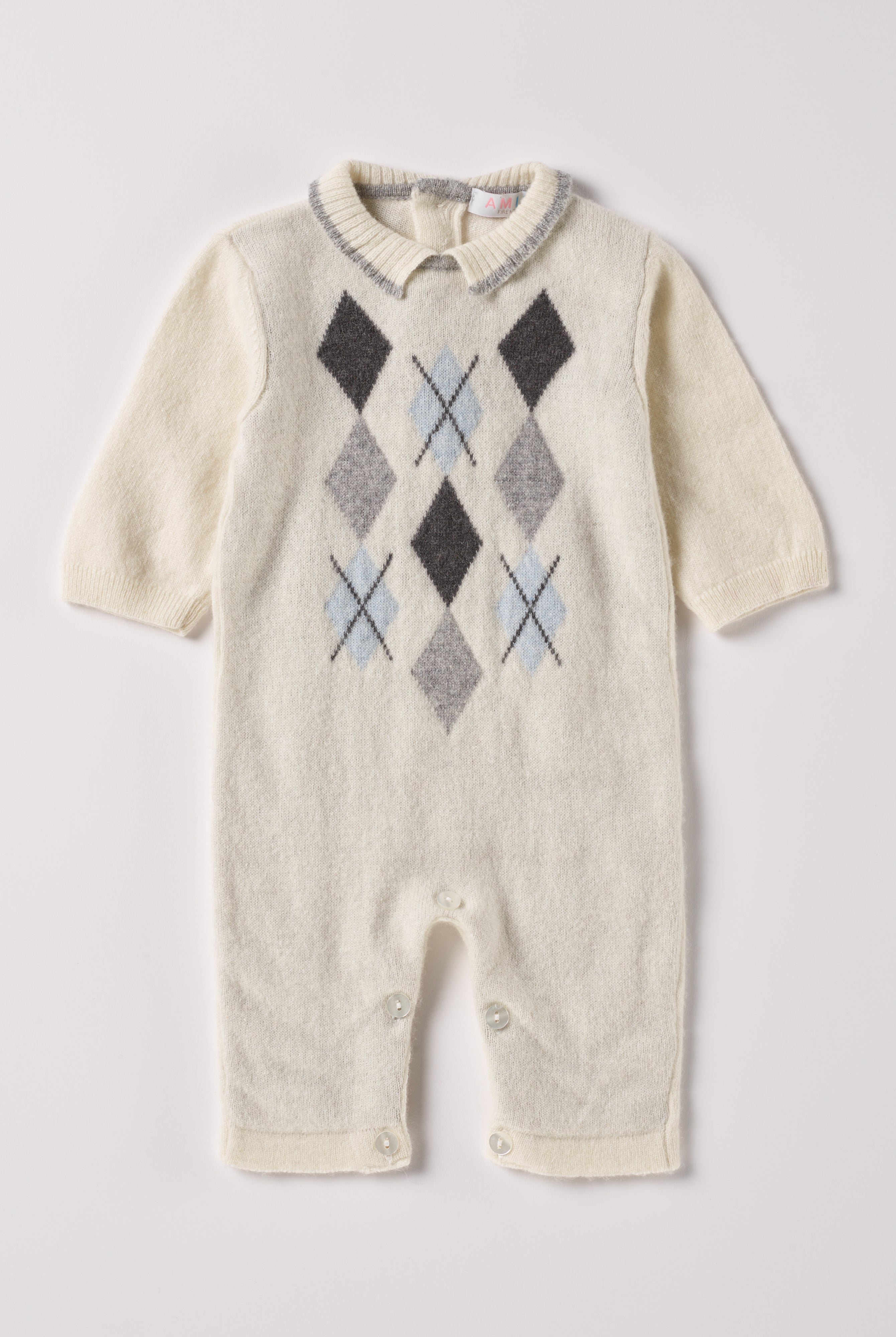 Der weiche und wärmespendende Overall von AMIO Firenze ist der perfekte Begleiter für die kalte Jahreszeit. Vielseitig kombinierbar und aufgrund der Materialzusammensetzung strapazierfähig für den Alltag. Das eingewebte Argyle-Muster verleiht dem Strickoverall einen klassischen Look. Maximaler Tragekomfort, gepaart mit einer herausragenden Passform.
Höchste Qualität, bestes Preis-Leistungs-Verhältnis MADE IN ITALY.