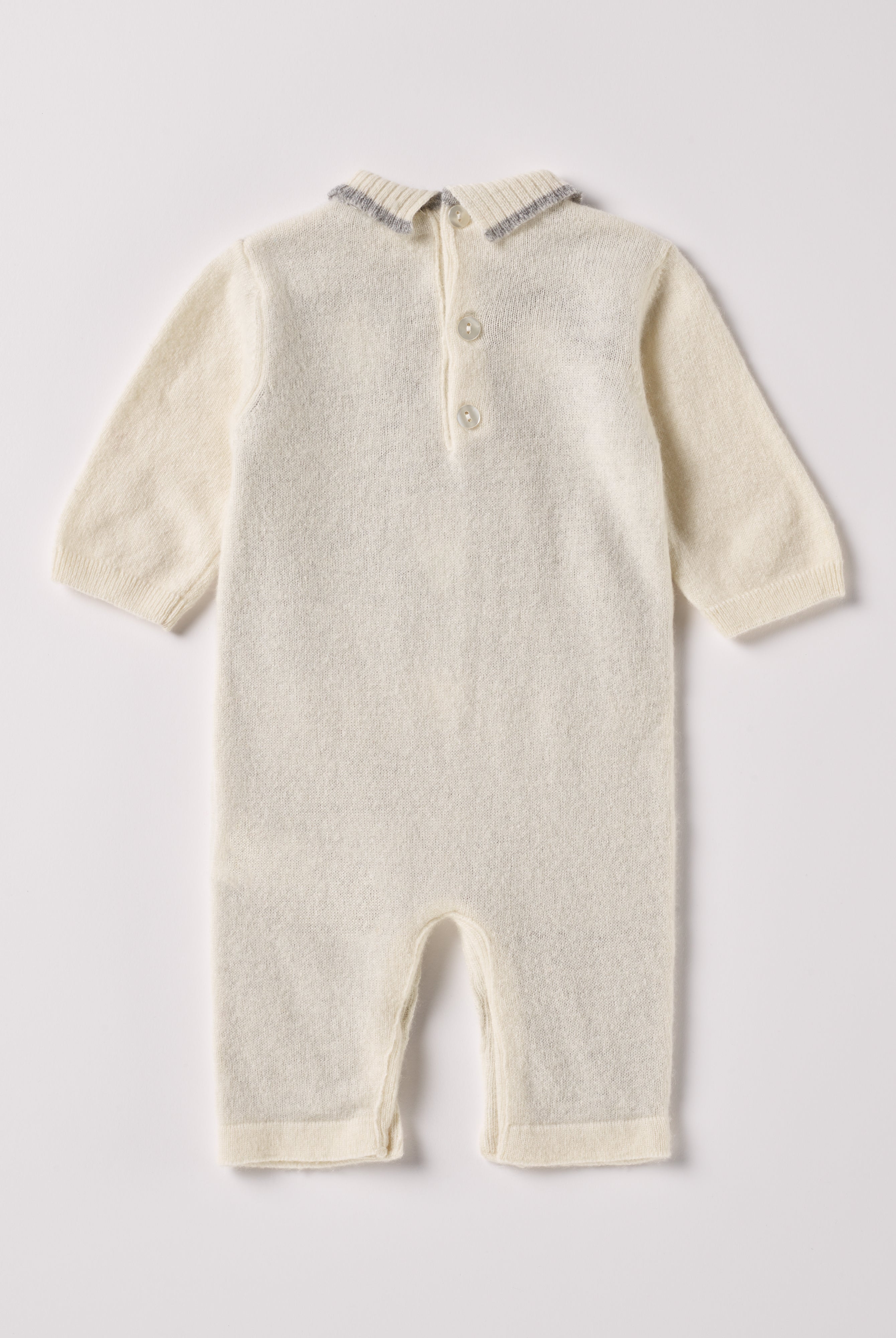 Der weiche und wärmespendende Overall von AMIO Firenze ist der perfekte Begleiter für die kalte Jahreszeit. Vielseitig kombinierbar und aufgrund der Materialzusammensetzung strapazierfähig für den Alltag. Das eingewebte Argyle-Muster verleiht dem Strickoverall einen klassischen Look. Maximaler Tragekomfort, gepaart mit einer herausragenden Passform.
Höchste Qualität, bestes Preis-Leistungs-Verhältnis MADE IN ITALY.