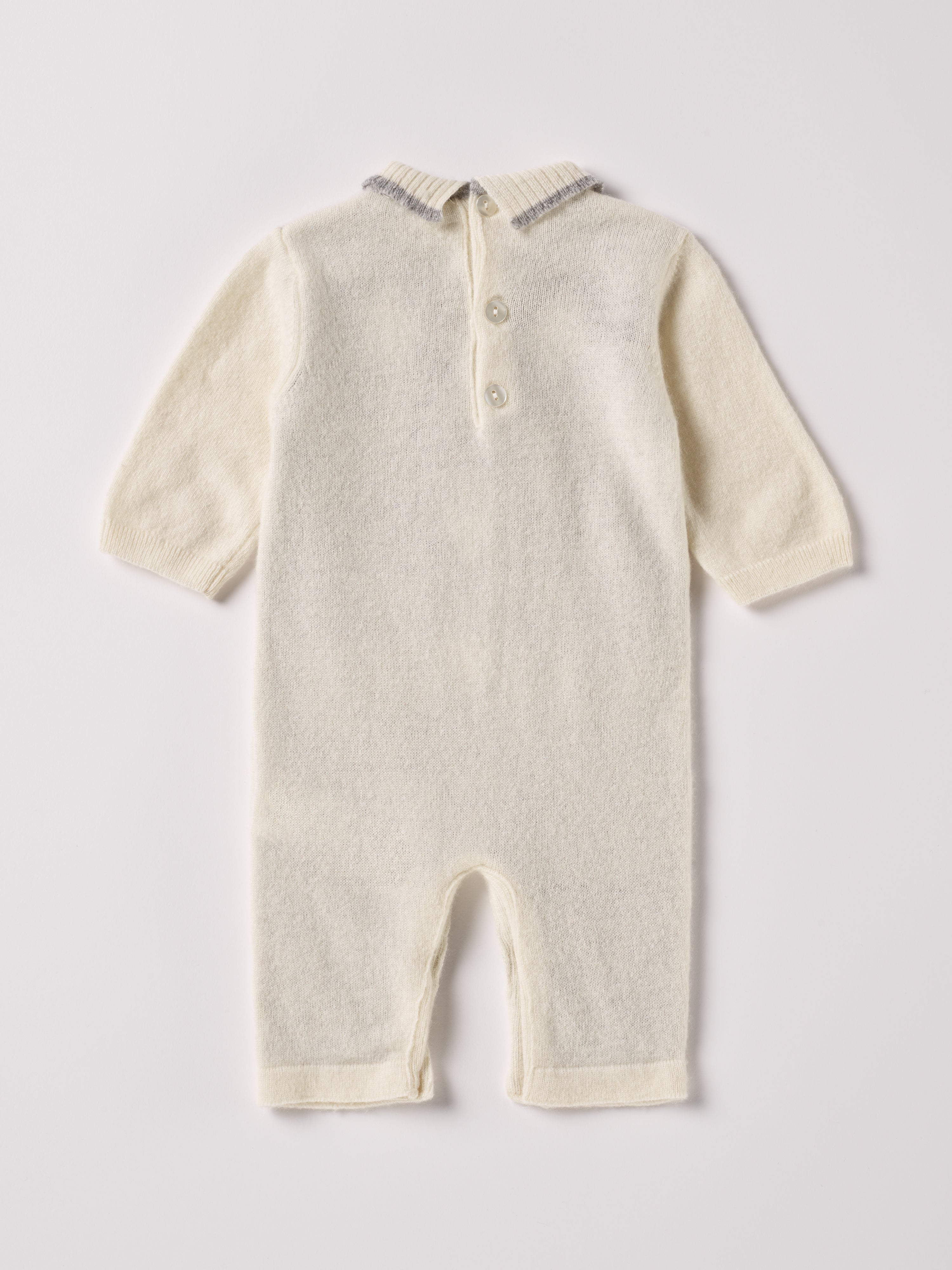 Der weiche und wärmespendende Overall von AMIO Firenze ist der perfekte Begleiter für die kalte Jahreszeit. Vielseitig kombinierbar und aufgrund der Materialzusammensetzung strapazierfähig für den Alltag. Das eingewebte Argyle-Muster verleiht dem Strickoverall einen klassischen Look. Maximaler Tragekomfort, gepaart mit einer herausragenden Passform.
Höchste Qualität, bestes Preis-Leistungs-Verhältnis MADE IN ITALY.