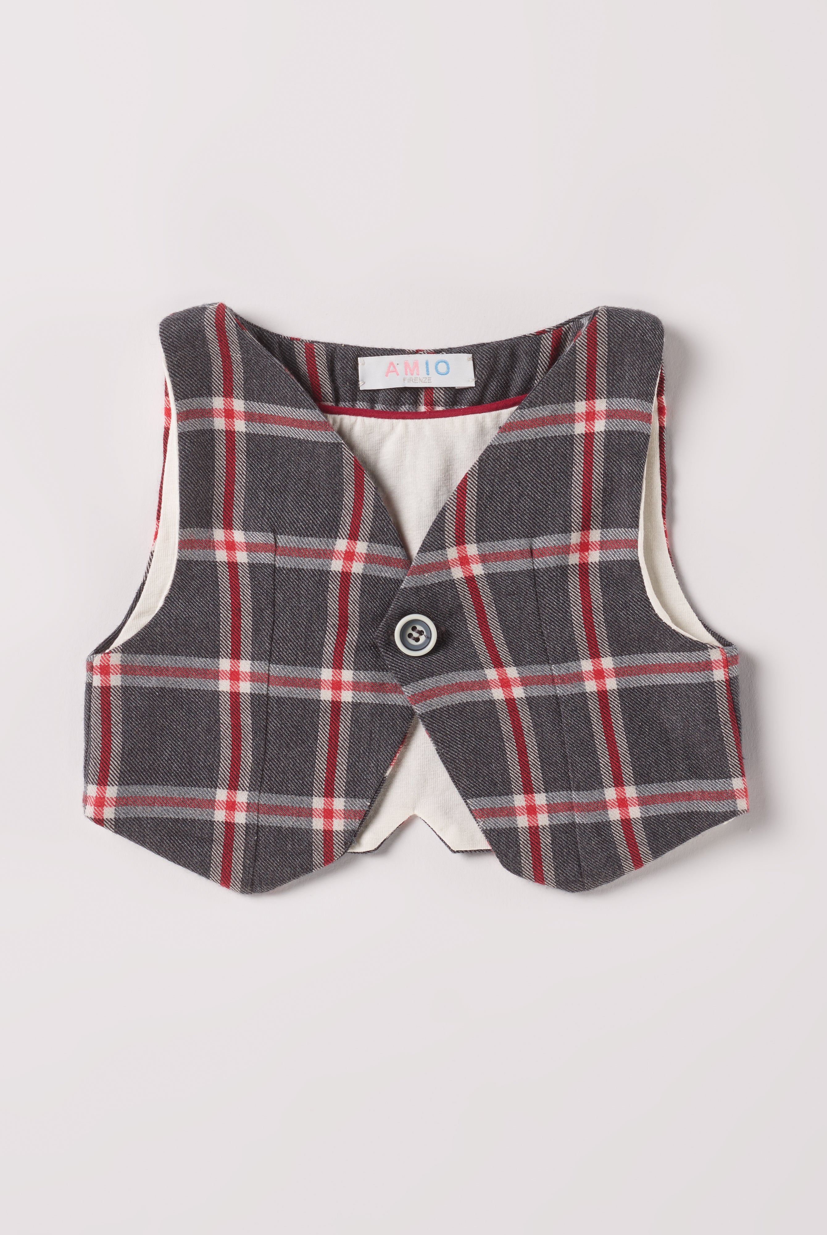 Diese klassische karrierte Weste, gefertigt aus 100% Baumwolle, ist weich und bietet einen hohen Tragekomfort. Ein AMIO Firenze Must-Have für jede Grundausstattung.
Höchste Qualität, bestes Preis-Leistungs-Verhältnis MADE IN ITALY.