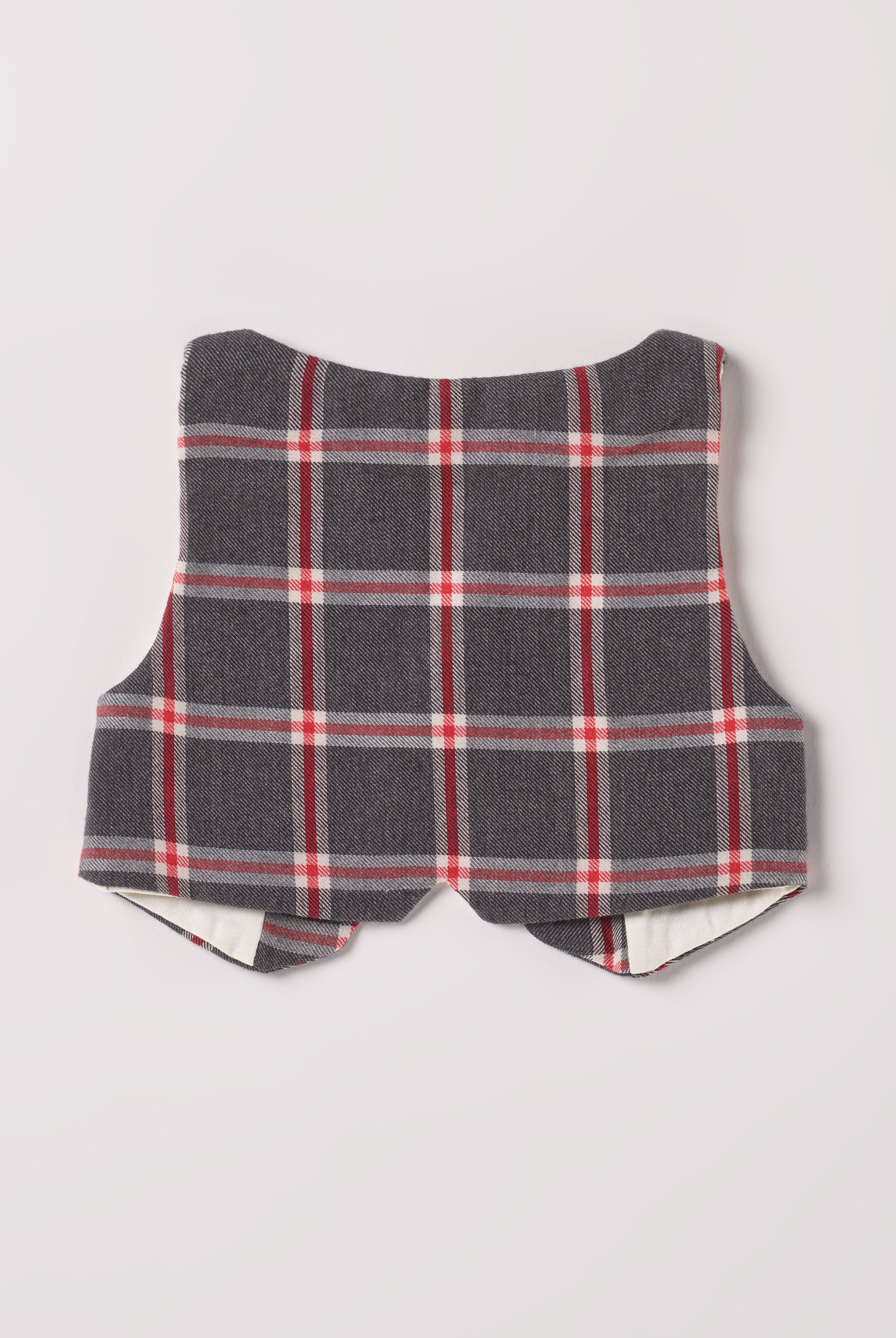 Bereichern Sie die Garderobe Ihres kleinen Gentlemans mit der AMIO Firenze Baby Weste aus kariertem Stoff für Jungen. Die Weste besteht zu 100% aus Baumwolle. Farbe: Quadro Antracite Rosso . MADE IN ITALY