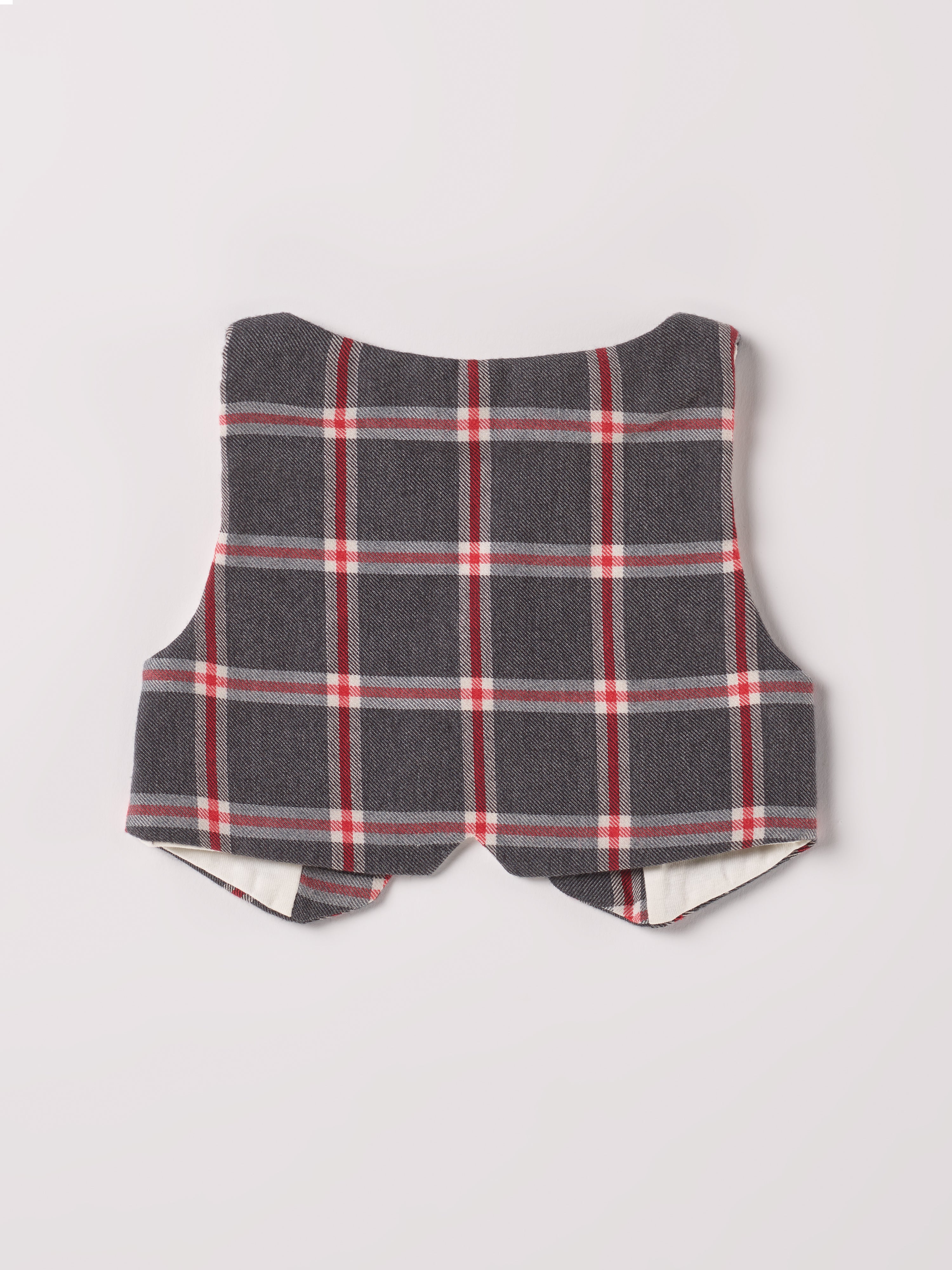 Bereichern Sie die Garderobe Ihres kleinen Gentlemans mit der AMIO Firenze Baby Weste aus kariertem Stoff für Jungen. Die Weste besteht zu 100% aus Baumwolle. Farbe: Quadro Antracite Rosso . MADE IN ITALY