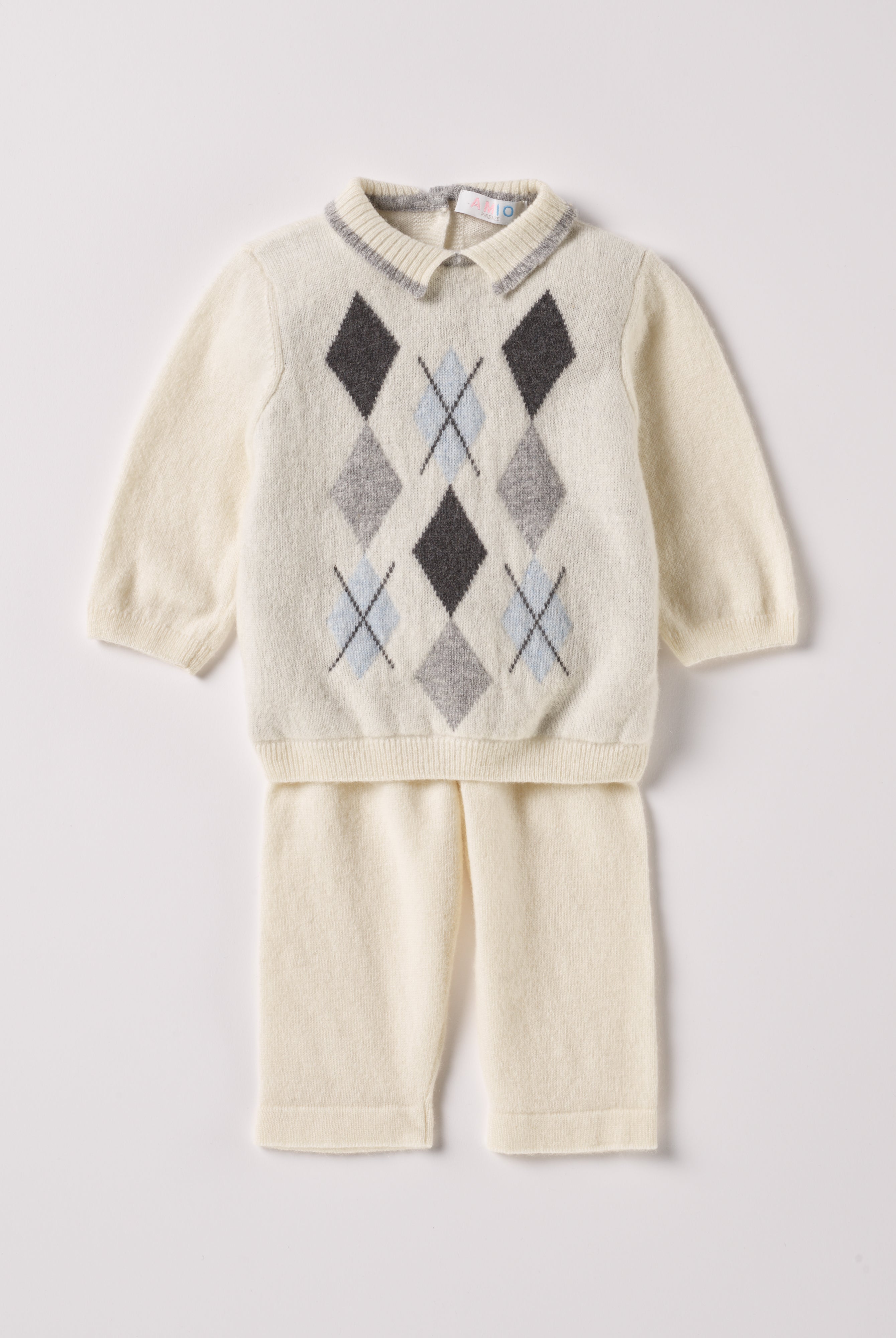 Der weiche und wärmespendende Zweiteiler von AMIO Firenze ist der perfekte Begleiter für die kalte Jahreszeit. Das Set aus Hose und Pullover ist vielseitig kombinierbar und aufgrund der Materialzusammensetzung strapazierfähig für den Alltag. Das eingewebte Argyle-Muster und die flachen Perlmuttknöpfe auf der Rückseite verleihen dem Strickoverall einen klassischen Look. Maximaler Tragekomfort, gepaart mit einer herausragenden Passform.
Höchste Qualität, bestes Preis-Leistungs-Verhältnis MADE IN ITALY.
