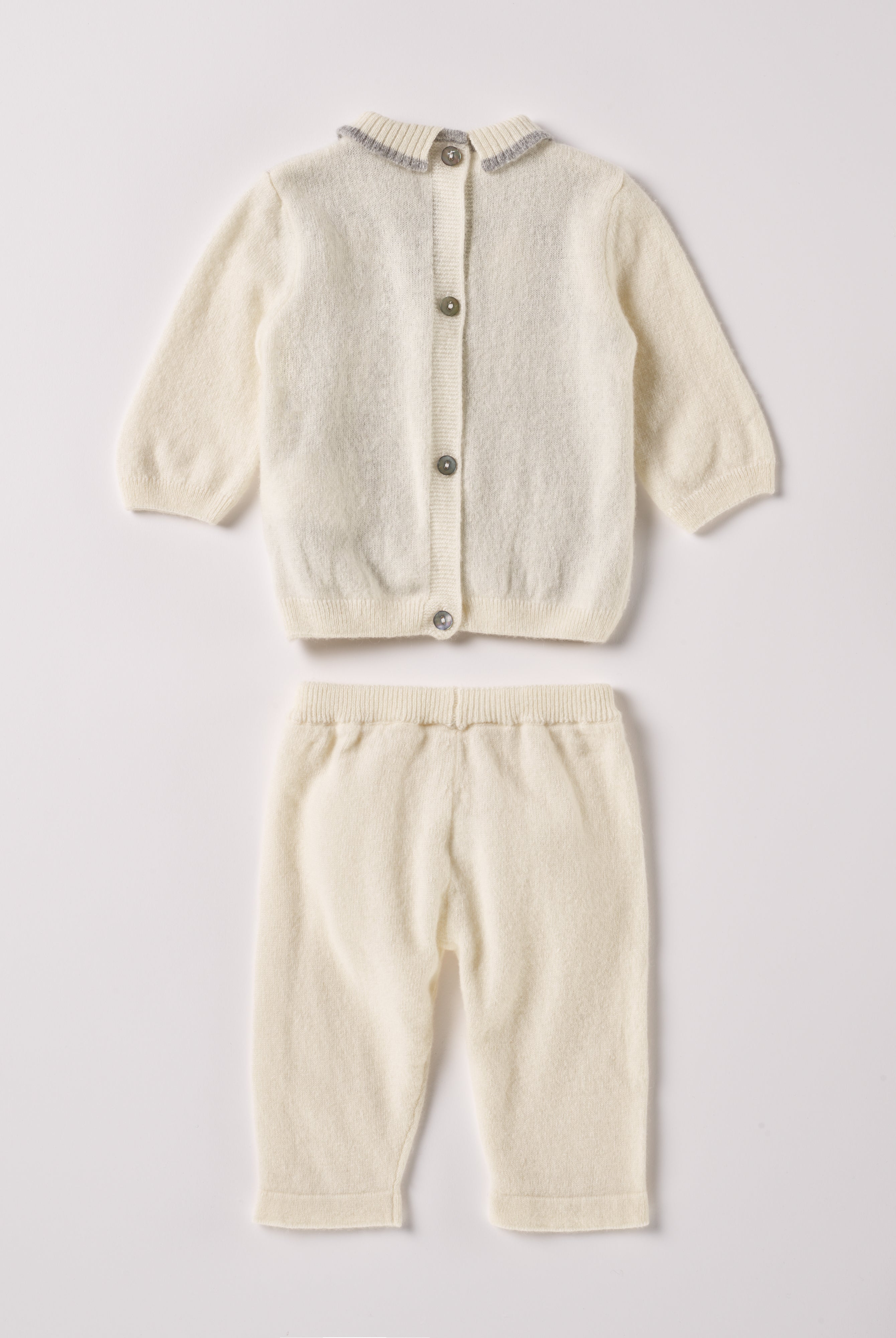 Der weiche und wärmespendende Zweiteiler von AMIO Firenze ist der perfekte Begleiter für die kalte Jahreszeit. Das Set aus Hose und Pullover ist vielseitig kombinierbar und aufgrund der Materialzusammensetzung strapazierfähig für den Alltag. Das eingewebte Argyle-Muster und die flachen Perlmuttknöpfe auf der Rückseite verleihen dem Strickoverall einen klassischen Look. Maximaler Tragekomfort, gepaart mit einer herausragenden Passform.
Höchste Qualität, bestes Preis-Leistungs-Verhältnis MADE IN ITALY.