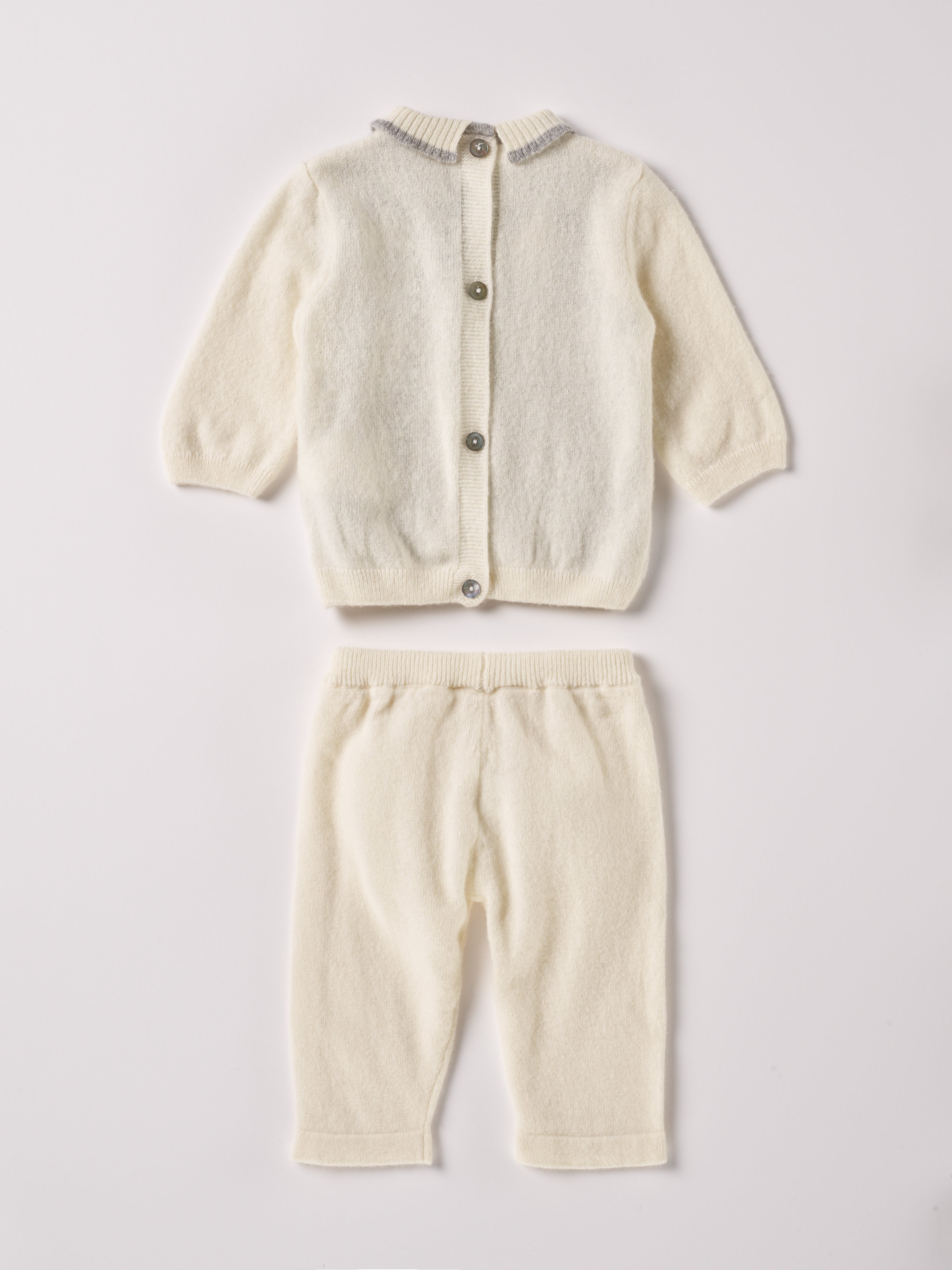 Der weiche und wärmespendende Zweiteiler von AMIO Firenze ist der perfekte Begleiter für die kalte Jahreszeit. Das Set aus Hose und Pullover ist vielseitig kombinierbar und aufgrund der Materialzusammensetzung strapazierfähig für den Alltag. Das eingewebte Argyle-Muster und die flachen Perlmuttknöpfe auf der Rückseite verleihen dem Strickoverall einen klassischen Look. Maximaler Tragekomfort, gepaart mit einer herausragenden Passform.
Höchste Qualität, bestes Preis-Leistungs-Verhältnis MADE IN ITALY.