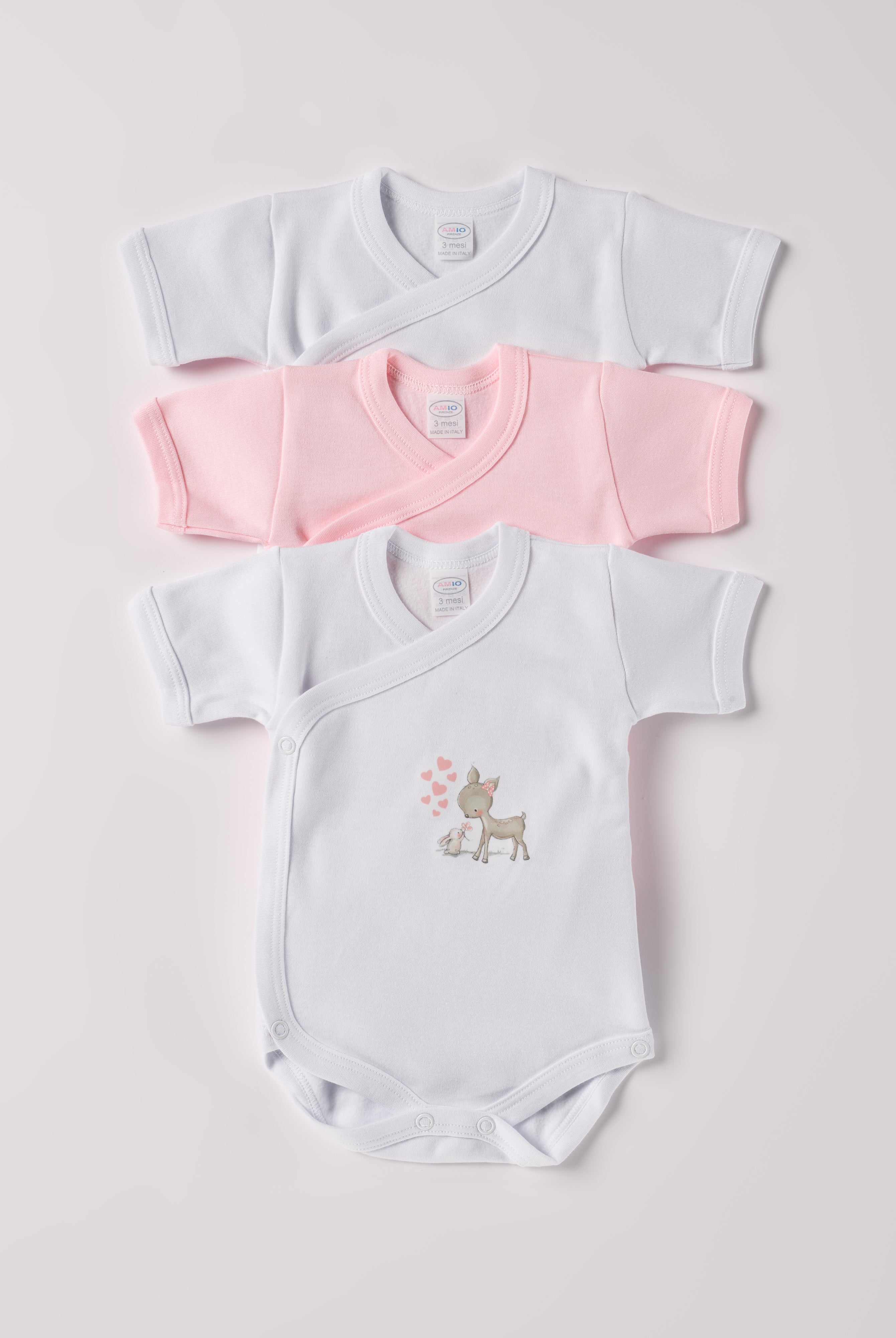 Das kurzarmige 3er Set an Wickelbodys, gefertigt aus 100% Baumwolle, hat eine perfekte Passform. Kundinnen und Kunden vertrauen auf unseren Schnitt, da dieses Modell ein unkompliziertes und schnelles Anziehen ermöglicht. Die "flanellartige" Innenseite wurde speziell für zarte Kinderhaut konzipiert und bietet ein besonders sanftes Trageerlebnis. Ein großer Vorteil der flanellartigen Innenseite ist, dass die Kinder weniger schwitzen. Ein AMIO Firenze Must-Have für jede Grundausstattung.