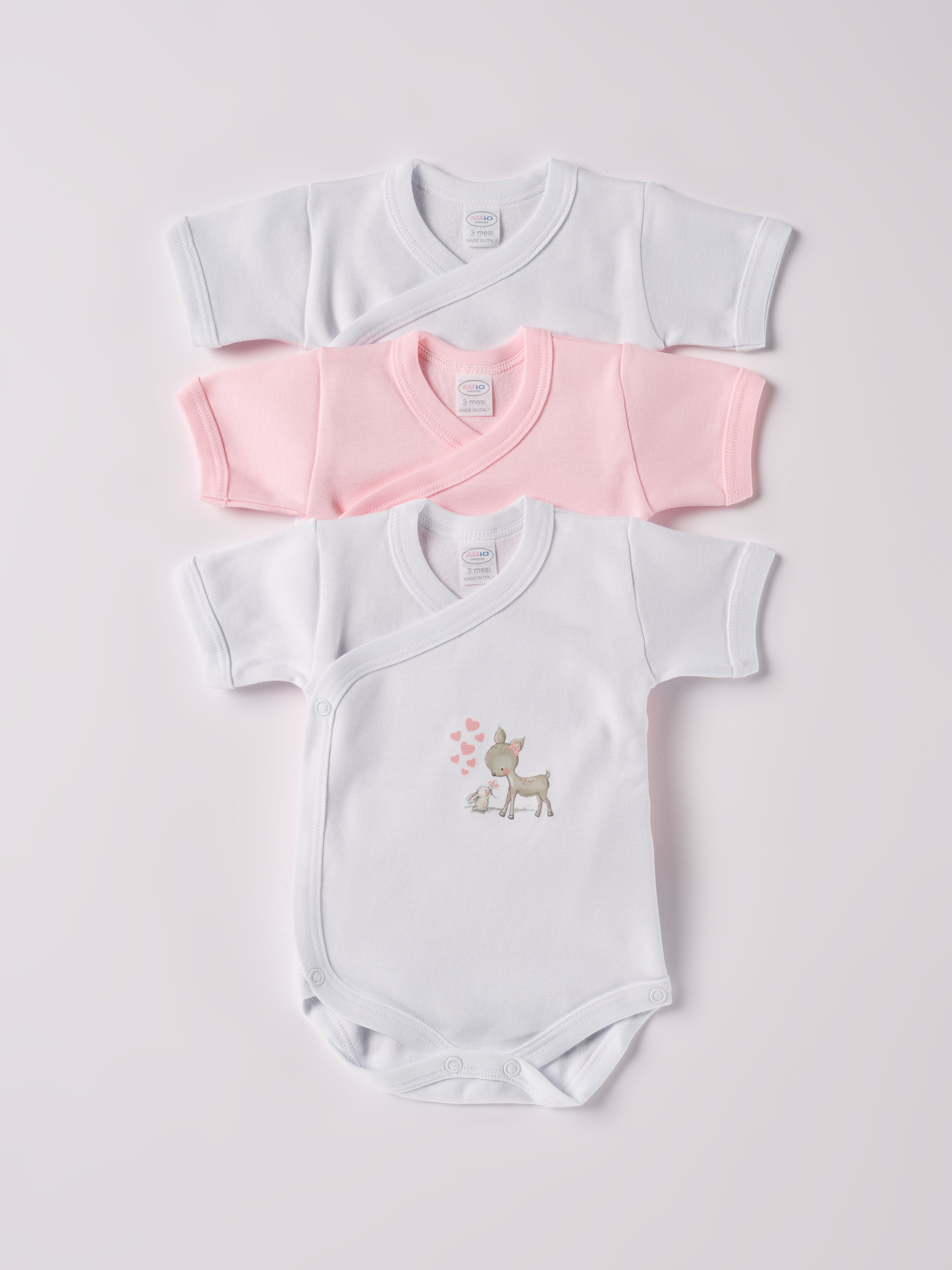 Das kurzarmige 3er Set an Wickelbodys, gefertigt aus 100% Baumwolle, hat eine perfekte Passform. Kundinnen und Kunden vertrauen auf unseren Schnitt, da dieses Modell ein unkompliziertes und schnelles Anziehen ermöglicht. Die "flanellartige" Innenseite wurde speziell für zarte Kinderhaut konzipiert und bietet ein besonders sanftes Trageerlebnis. Ein großer Vorteil der flanellartigen Innenseite ist, dass die Kinder weniger schwitzen. Ein AMIO Firenze Must-Have für jede Grundausstattung.