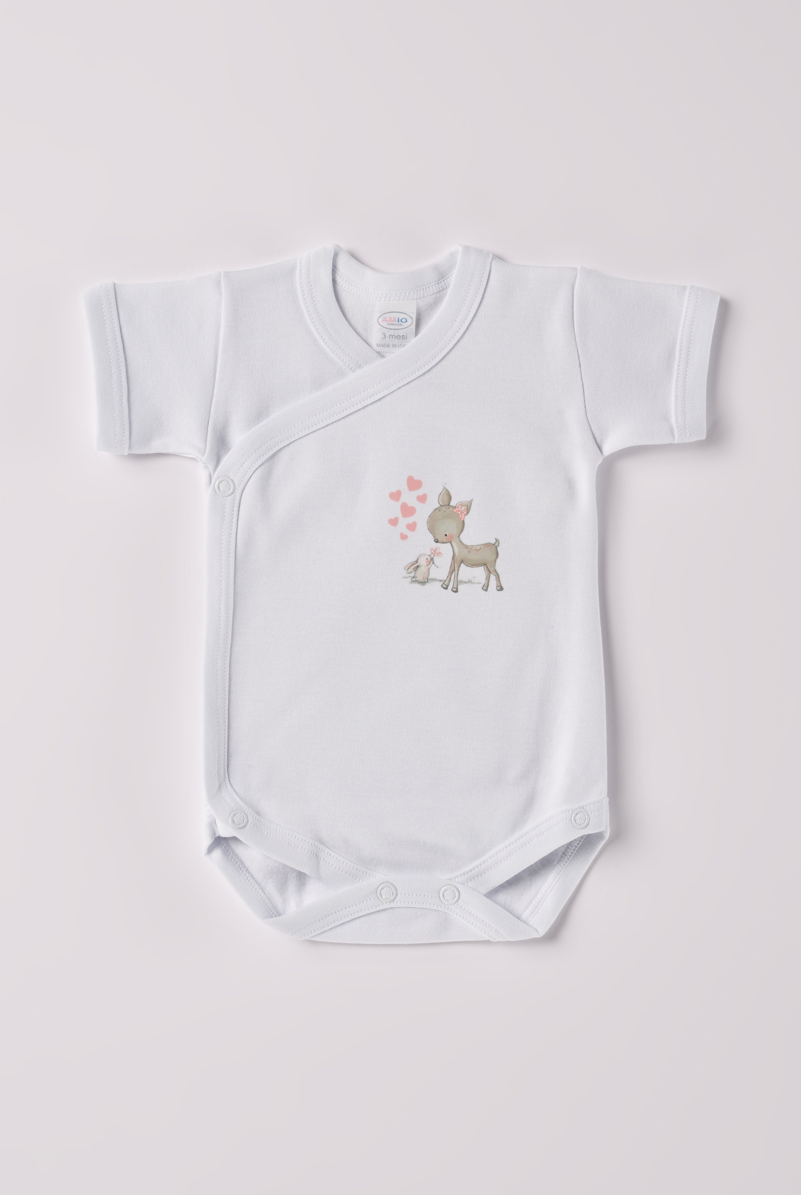 Der kurzarmige Wickelbody mit Reh-Print, gefertigt aus 100% Baumwolle, hat eine perfekte Passform. Kundinnen und Kunden vertrauen auf unseren Schnitt, da dieses Modell ein unkompliziertes und schnelles Anziehen ermöglicht. Die "flanellartige" Innenseite wurde speziell für zarte Kinderhaut konzipiert und bietet ein besonders sanftes Trageerlebnis. Ein großer Vorteil der flanellartigen Innenseite ist, dass die Kinder weniger schwitzen. Ein AMIO Firenze Must-Have für jede Grundausstattung.