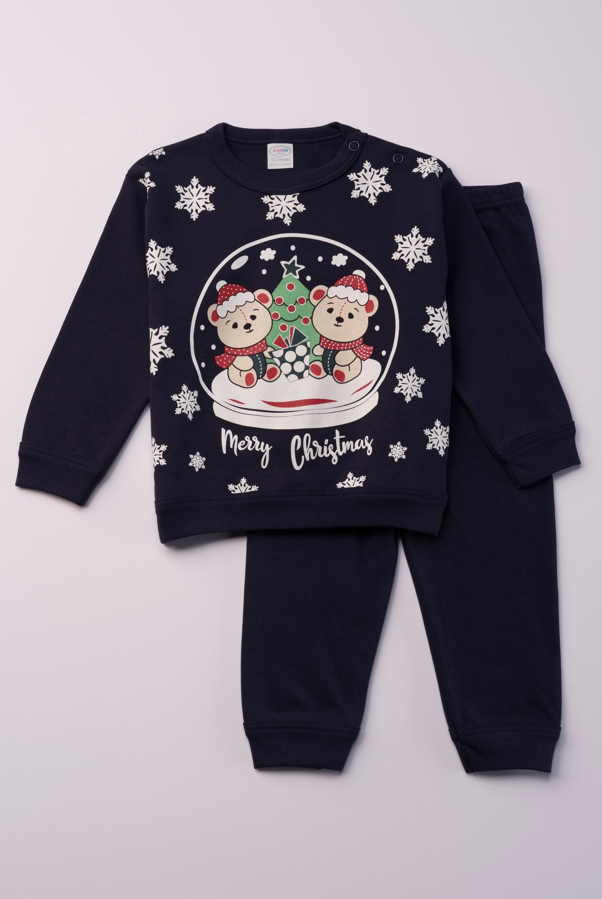 Für ruhige Nächte und gemütliche Morgenstunden. Dieser dunkelblaue Pyjama für Babys & Kinder von 12 Monaten bis 3 Jahren besteht aus hochwertiger organischer Baumwolle und ist innen sanft angeraut. Das weiche Innenflanell sorgt für ein besonders angenehmes Tragegefühl und hält warm, ohne zu überhitzen. Gefertigt in Italien aus Stoffen italienischer Produktion – mit einem klaren Anspruch an Qualität, Langlebigkeit und kindgerechtem Komfort. Das verspielte Design bereichert die Vorweihnachtszeit.